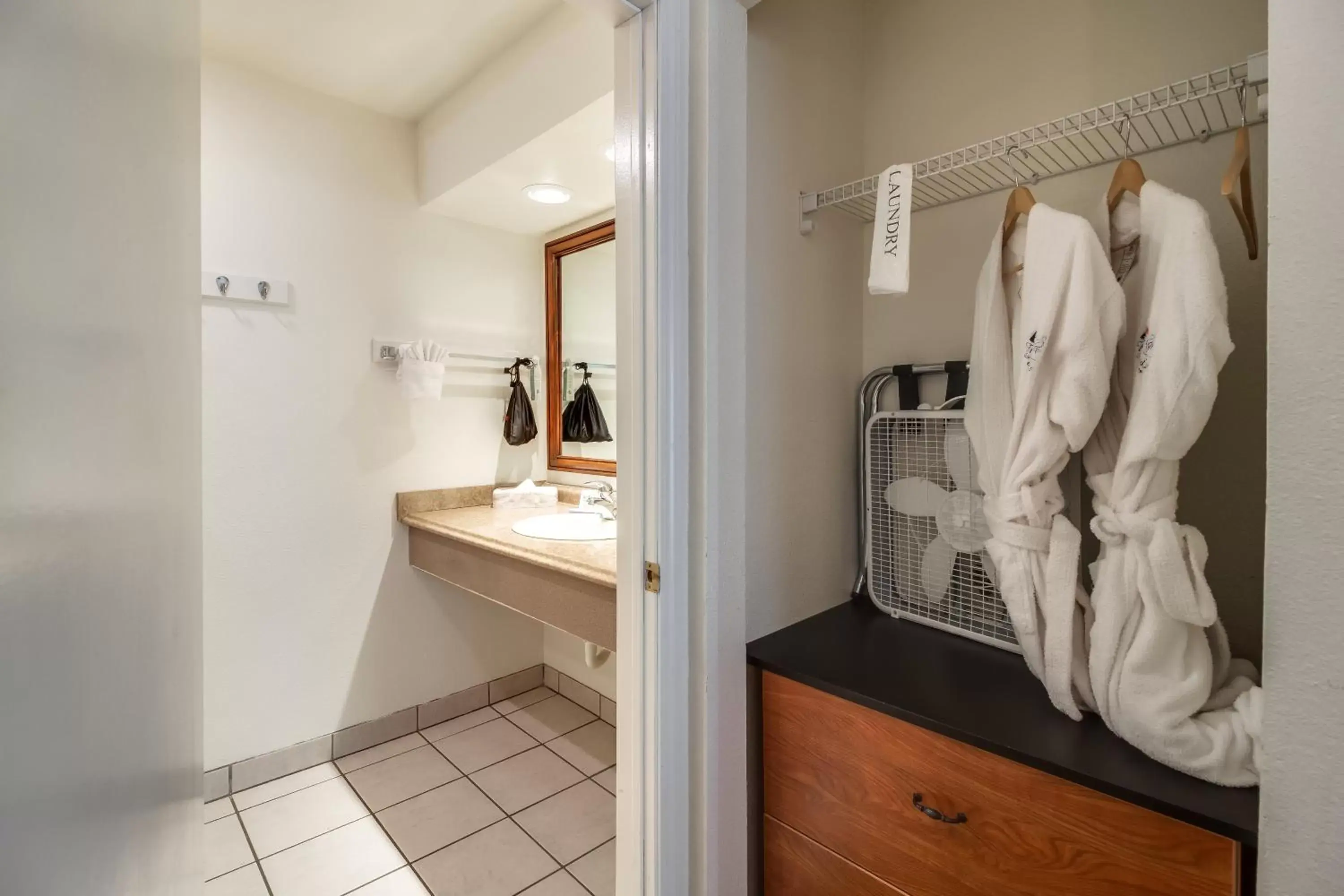Bathroom in Twin Peaks Lodge & Hot Springs