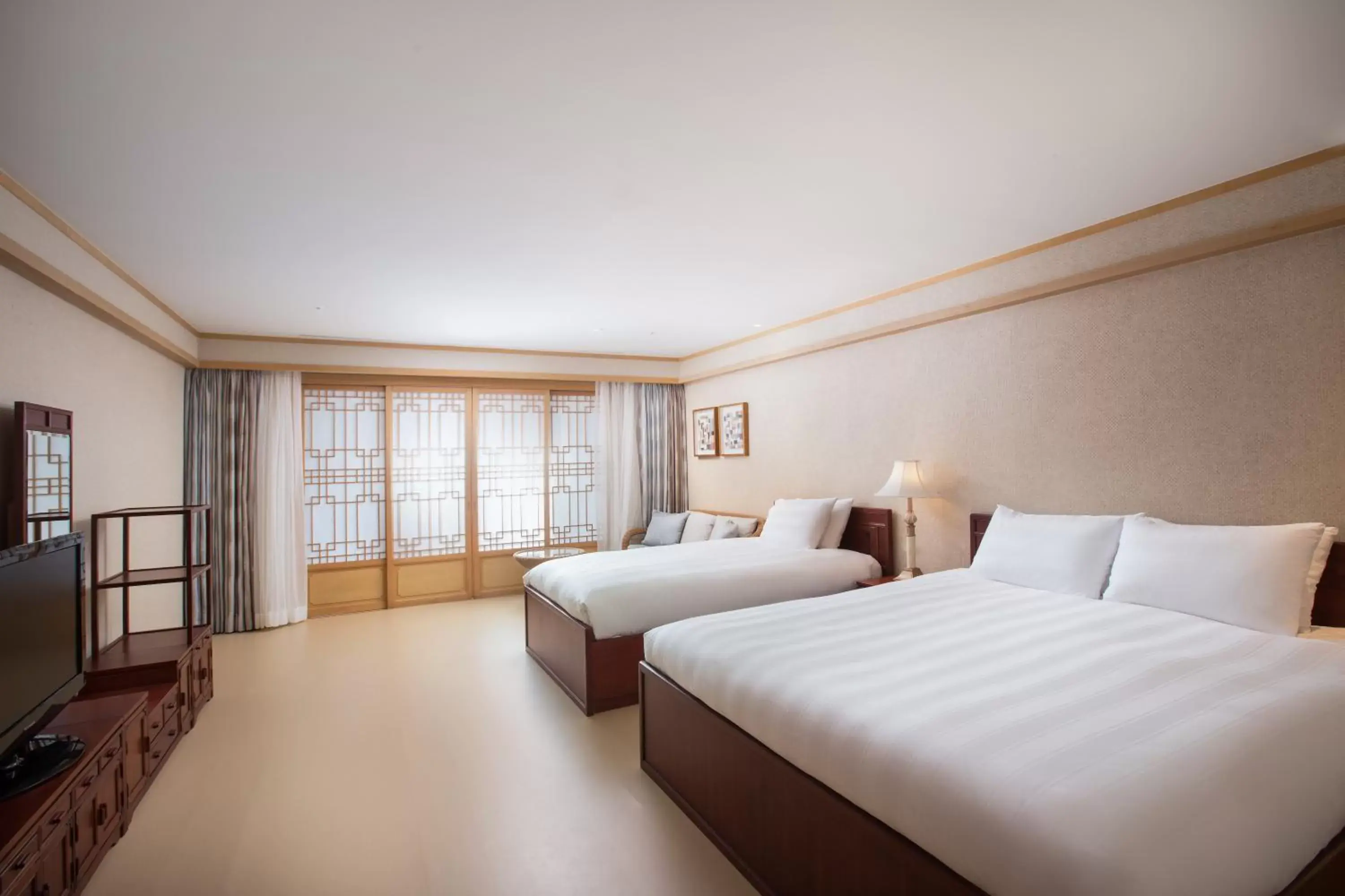 Photo of the whole room, Bed in Lotte Hotel Jeju