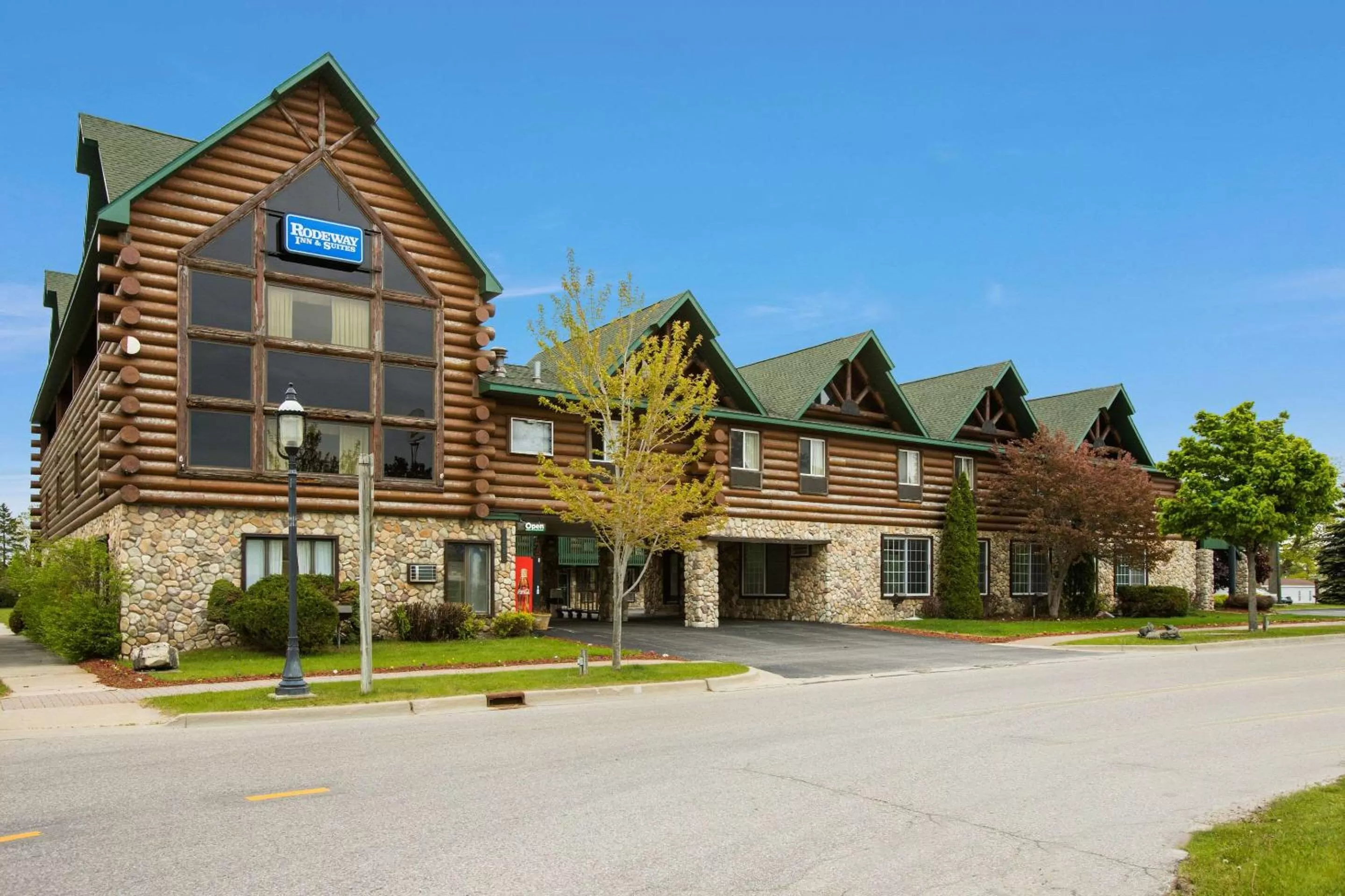 Property building in Days Inn by Wyndham Mackinaw City - Bridgeview Area