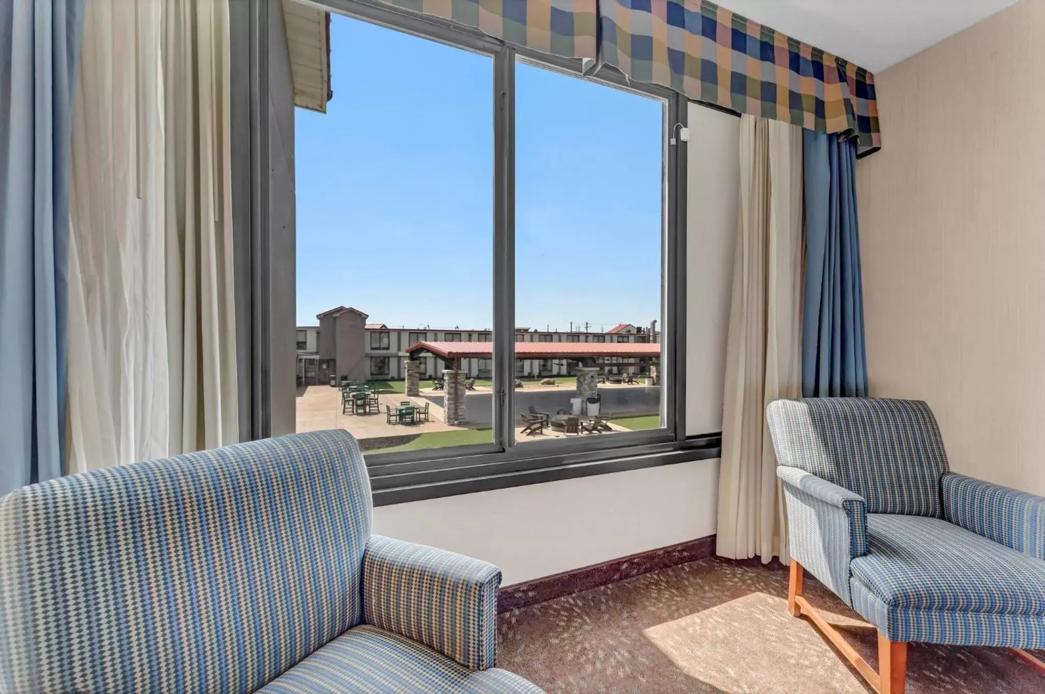 Seating Area in Buffalo Airport Hotel