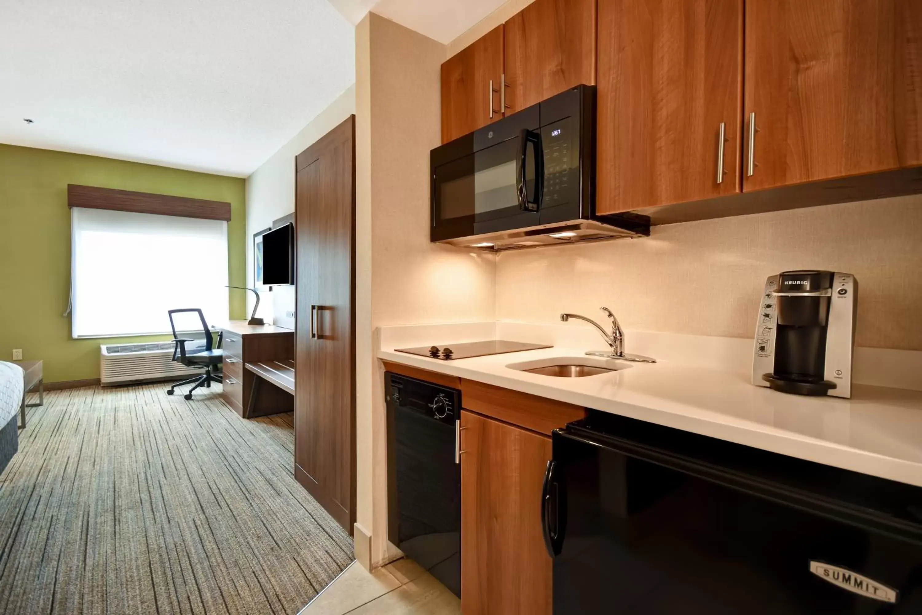Photo of the whole room, Kitchen/Kitchenette in Holiday Inn Express Newport North - Middletown, an IHG Hotel