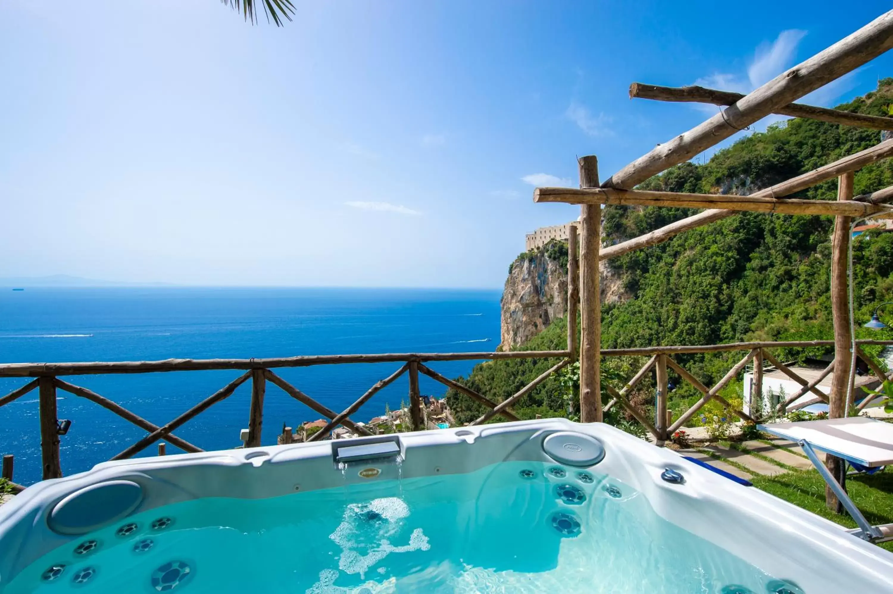 Solarium, Swimming Pool in Villa Foglia Amalfi