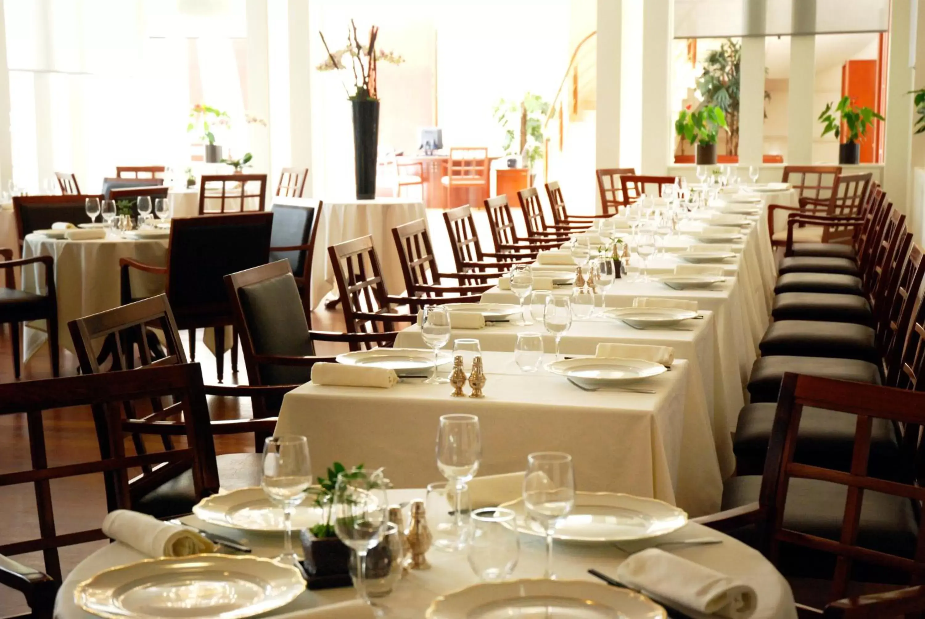 Restaurant/Places to Eat in Evergreen Laurel Hotel
