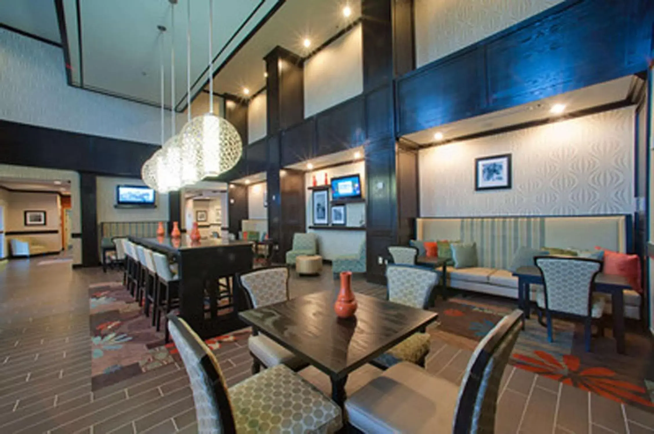 Lobby or reception, Lounge/Bar in Hampton Inn & Suites Denison