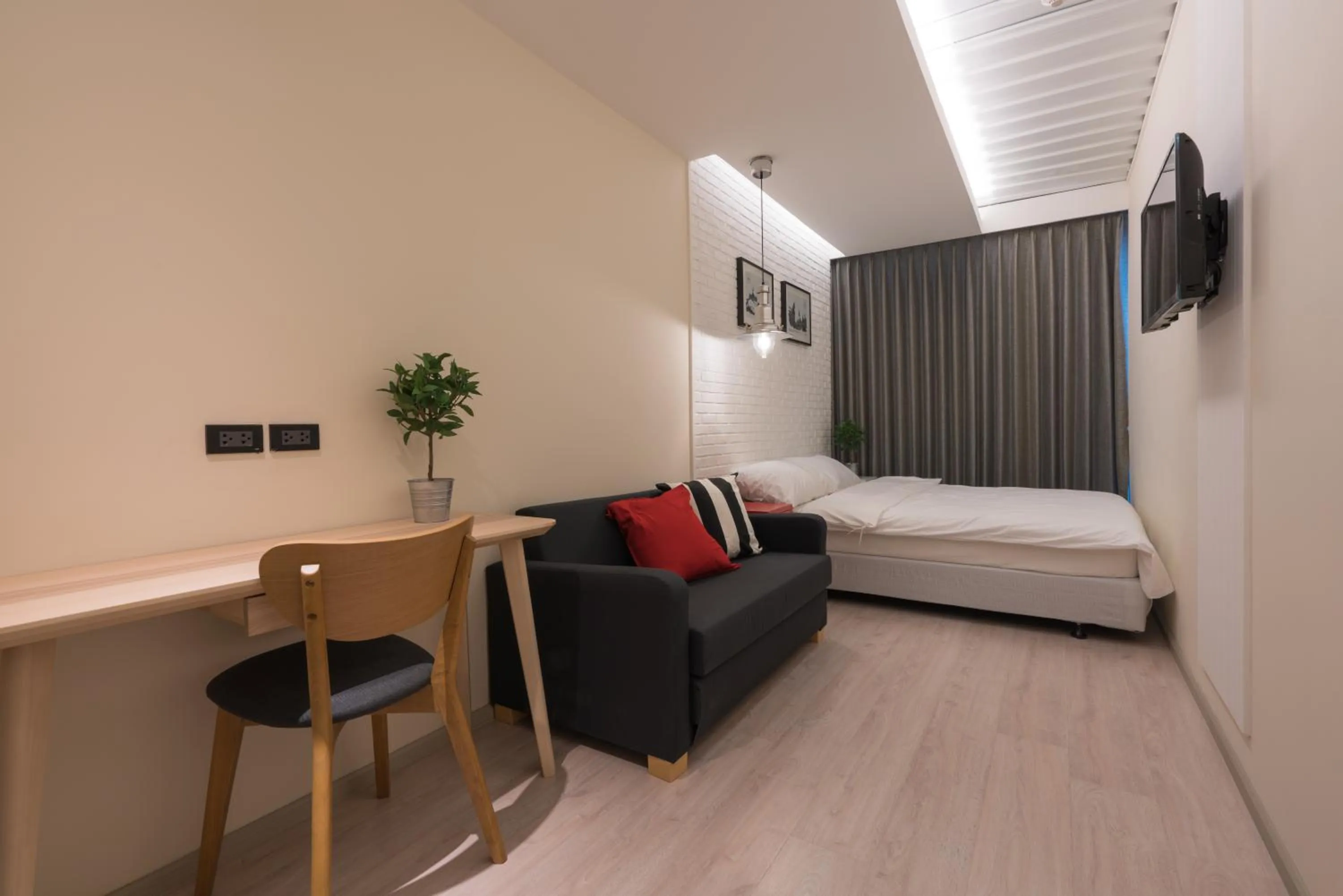 Seating area, Bed in Sleep Box Hotel Sukhumvit 22