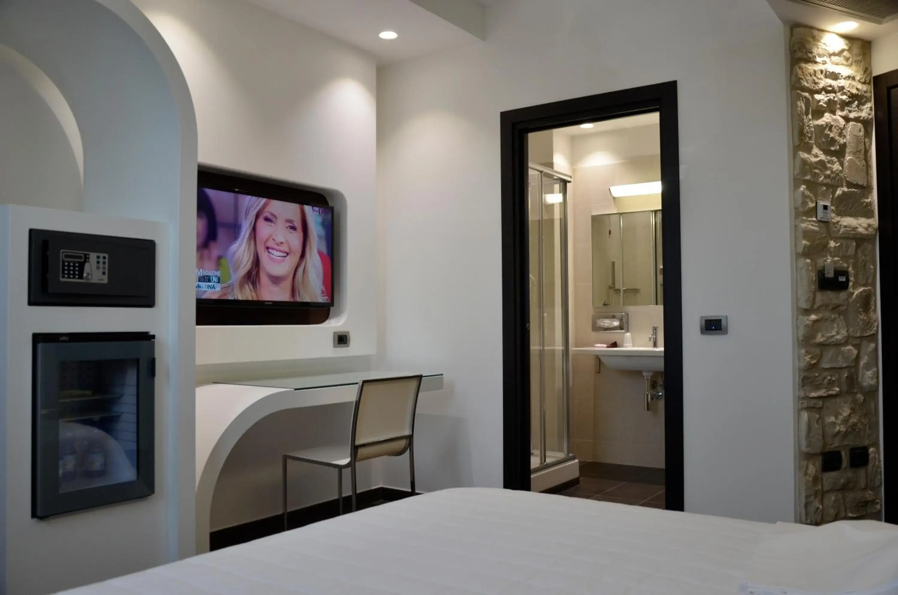 Bathroom, TV/Entertainment Center in Hotel Testani Frosinone