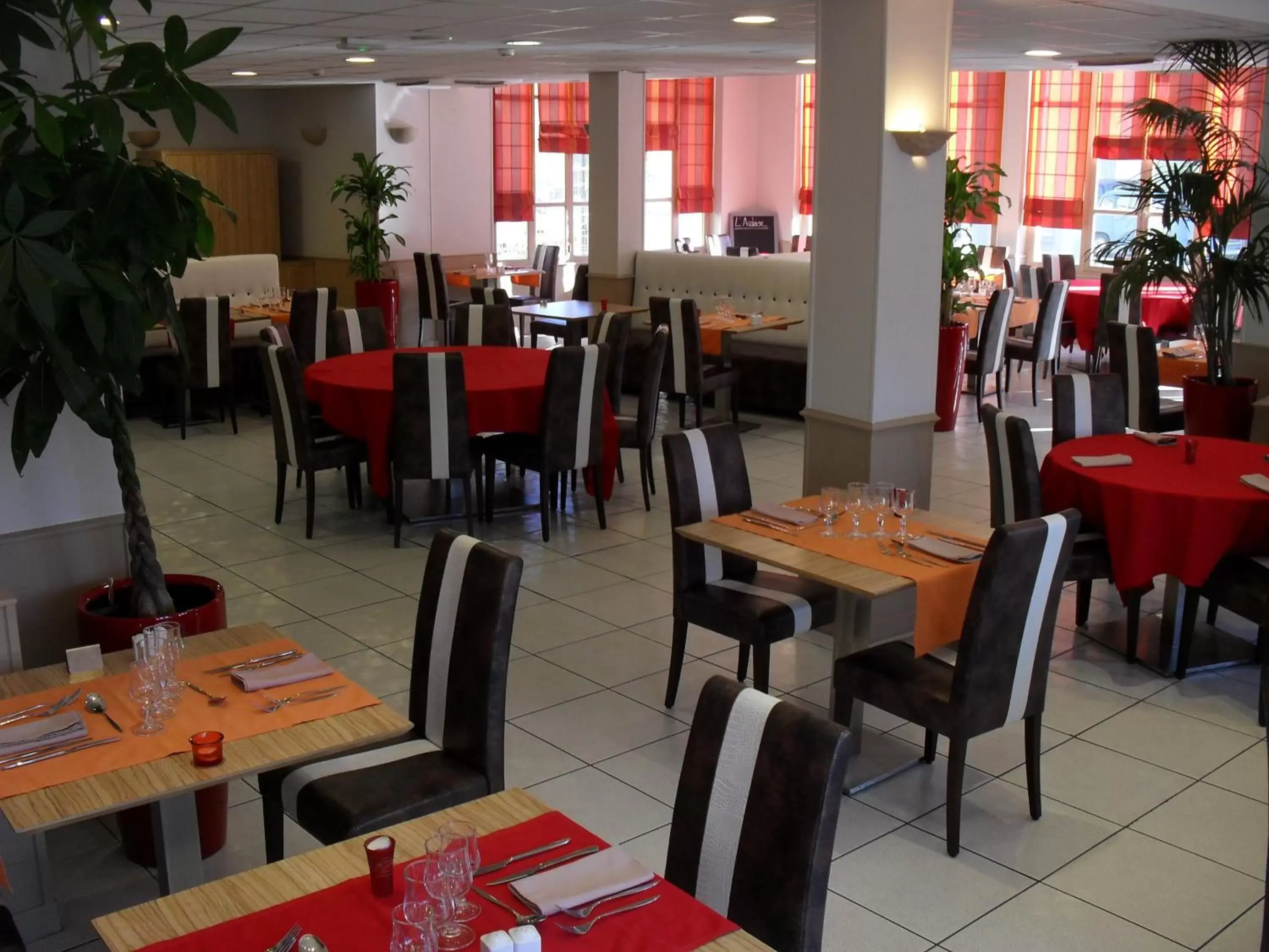 Restaurant/Places to Eat in HOTEL KYRIAD ORANGE Centre A7-A9 - 3 etoiles - HOTEL DES PRINCES