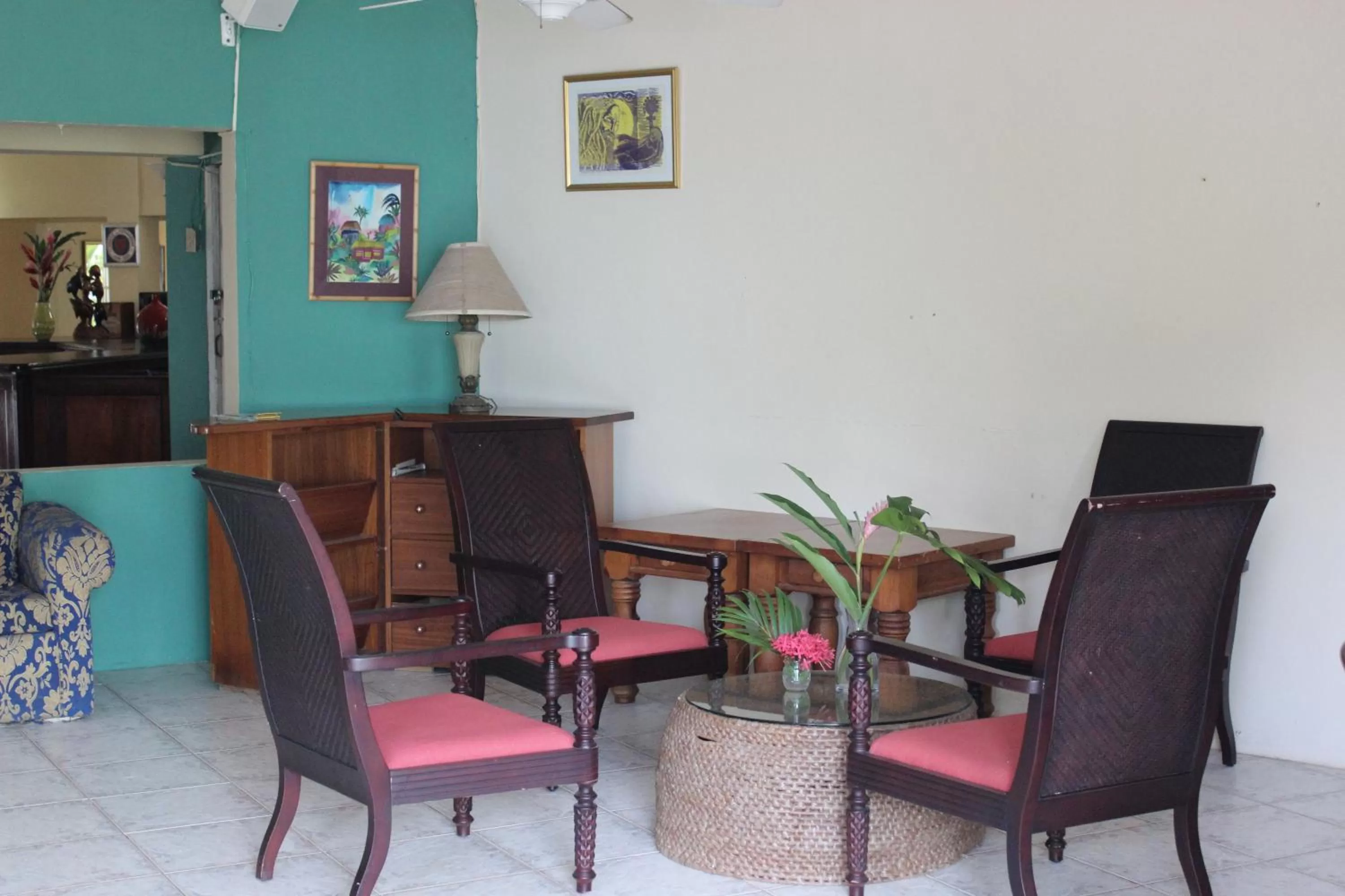 Seating area in Beachcomber Club Resort