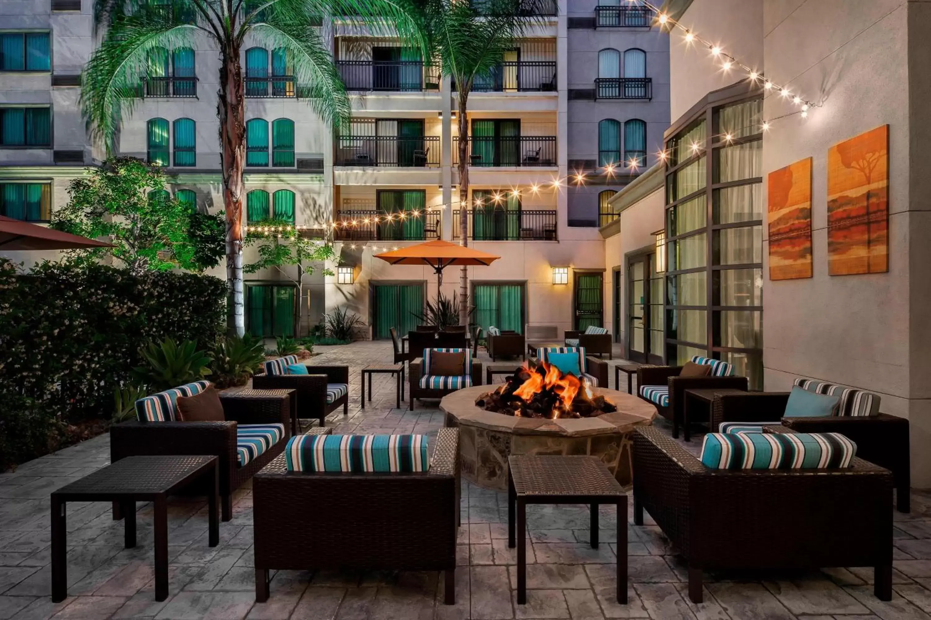 Property building, Restaurant/Places to Eat in Courtyard by Marriott Los Angeles Pasadena Old Town