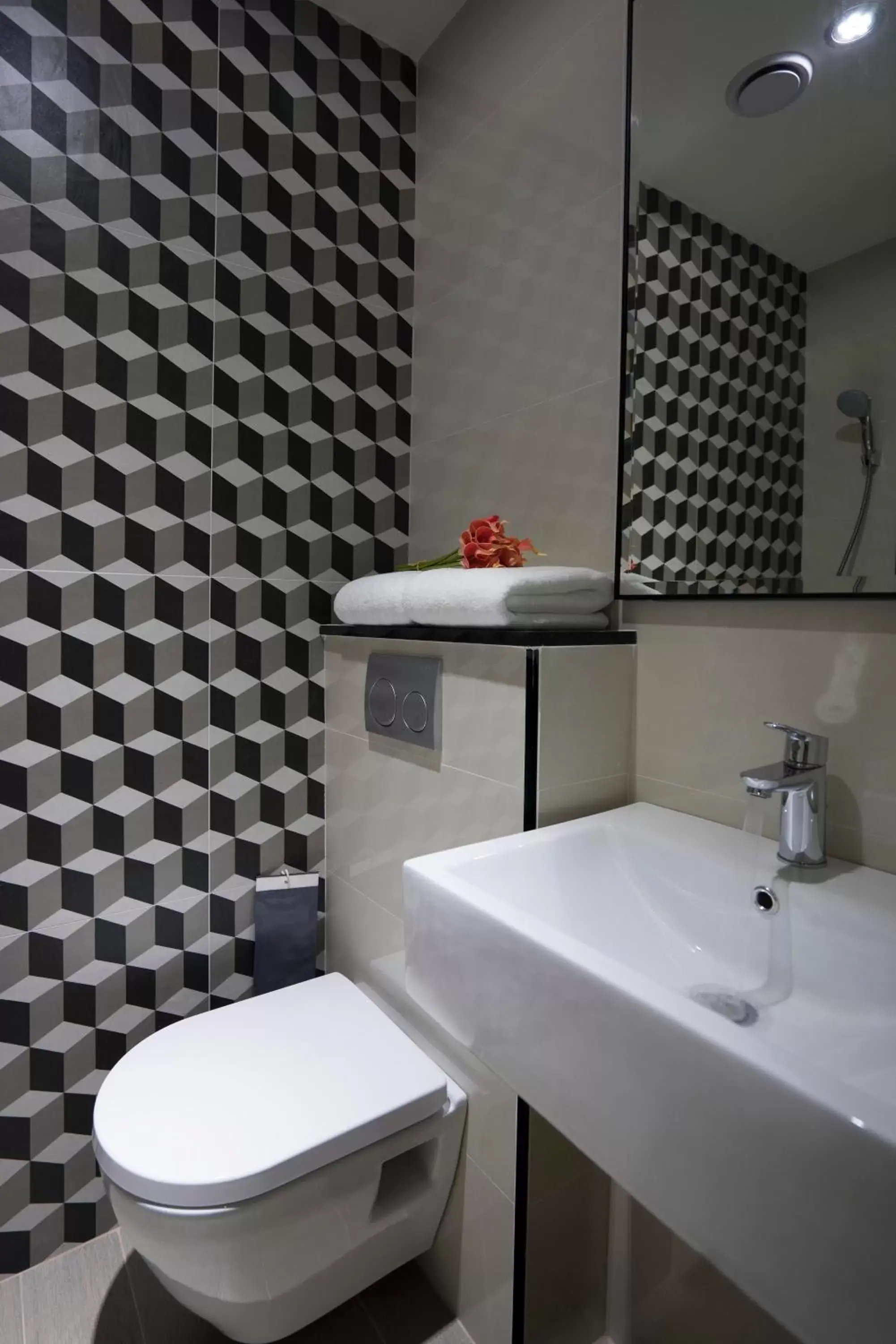 Shower, Bathroom in Hotel 81 Premier Hollywood