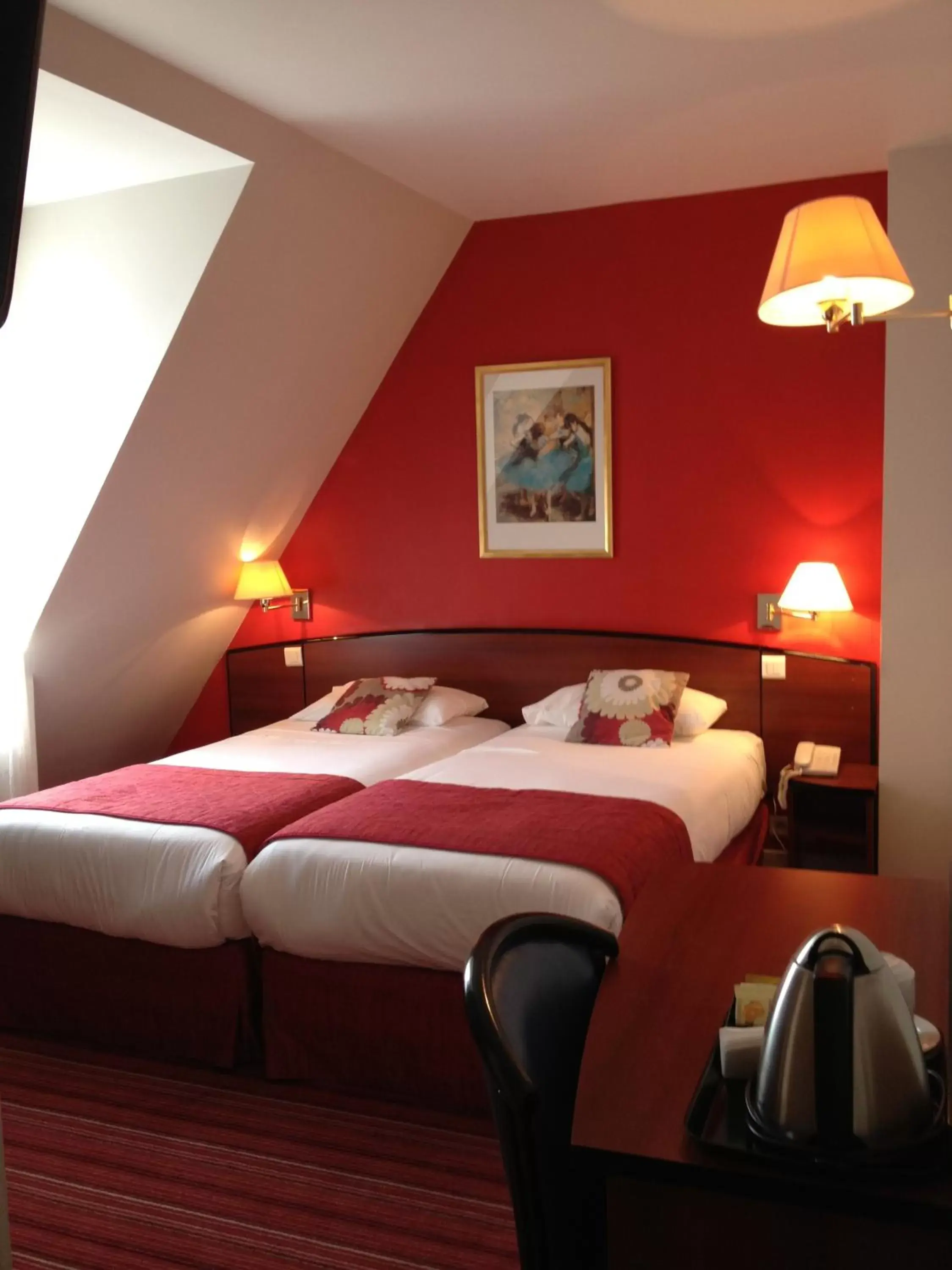 Photo of the whole room, Bed in Hôtel des Deux Avenues