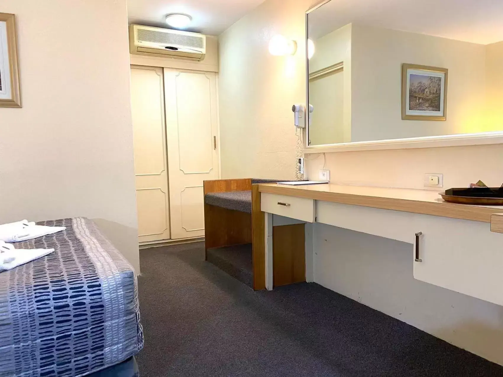 Seating area, Bathroom in Gateway Motor Inn