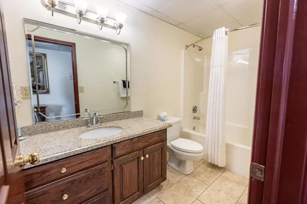 Bathroom in Savannah House Hotel