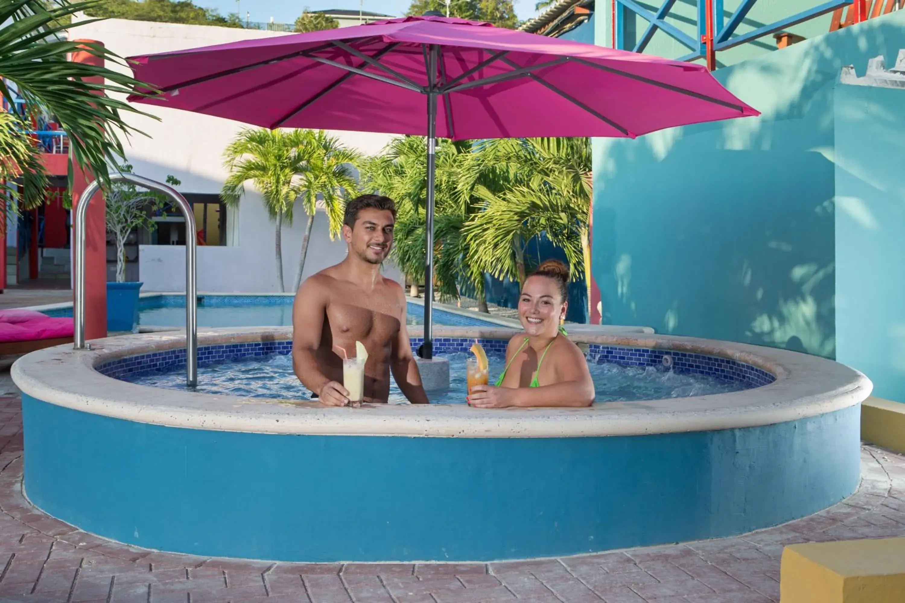 Hot Tub, Swimming Pool in First Curacao Hostel