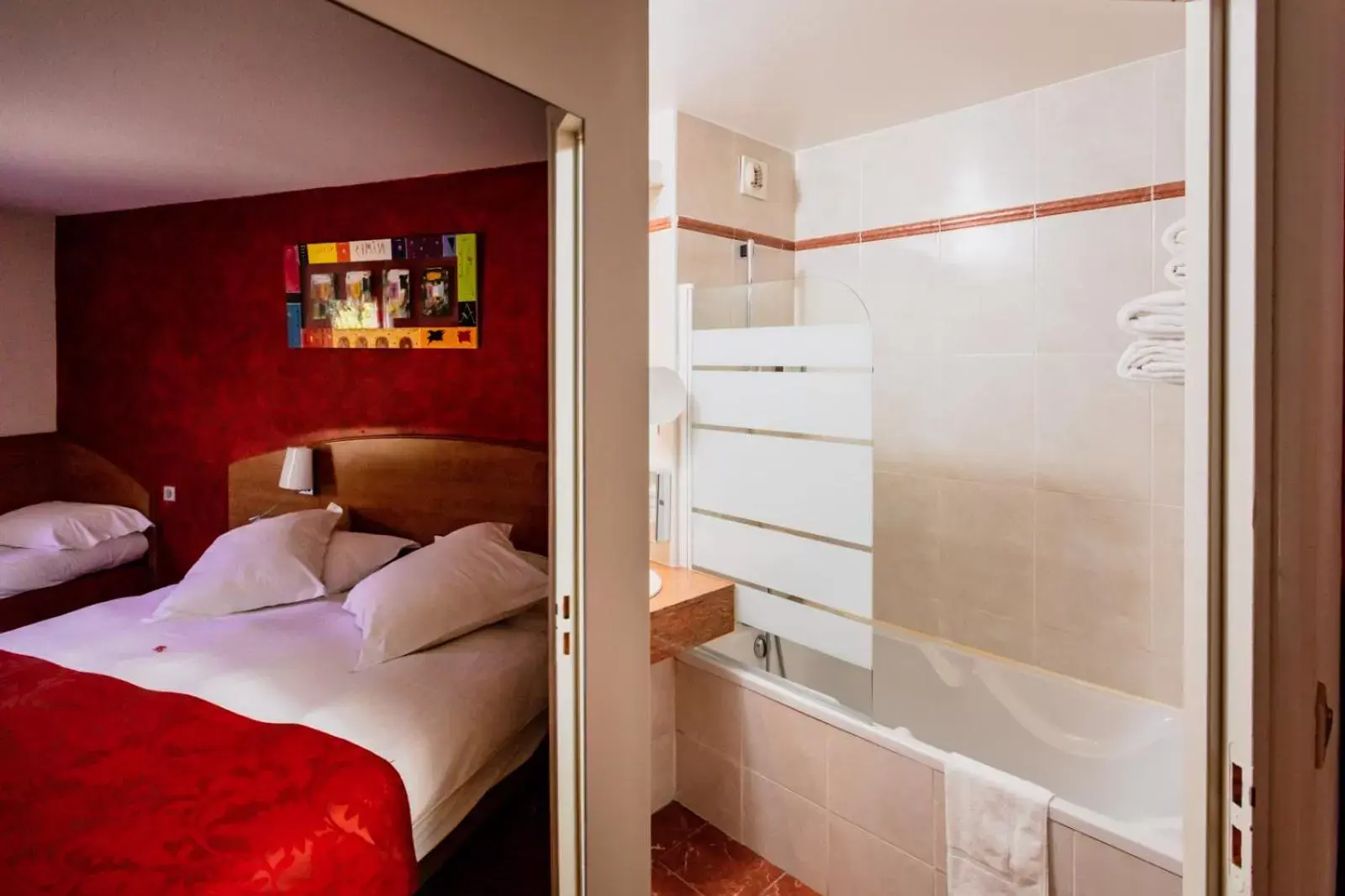 Bathroom, Bed in Kyriad Nîmes Ouest A9