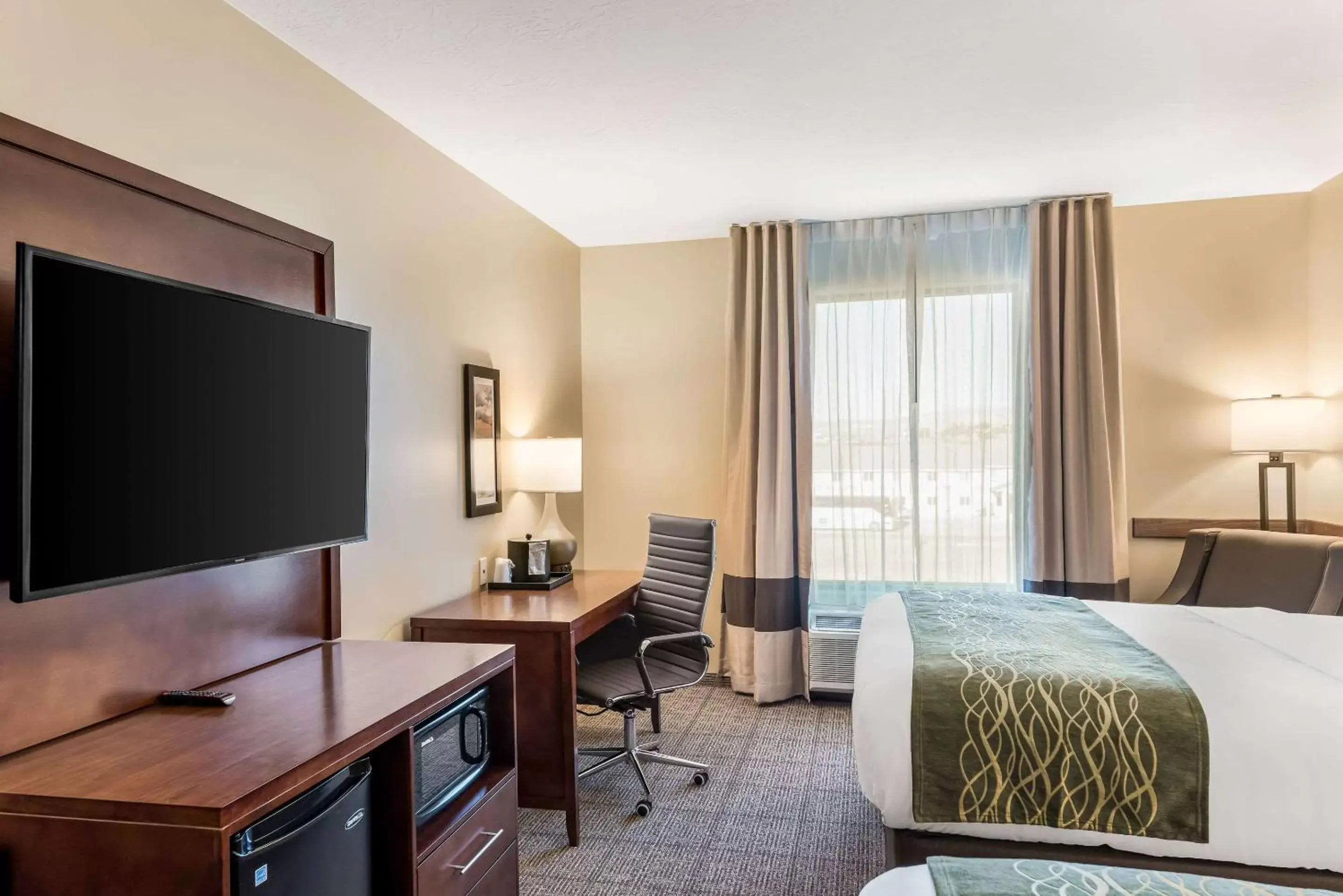 Photo of the whole room, TV/Entertainment Center in Comfort Inn & Suites Zion Park Area