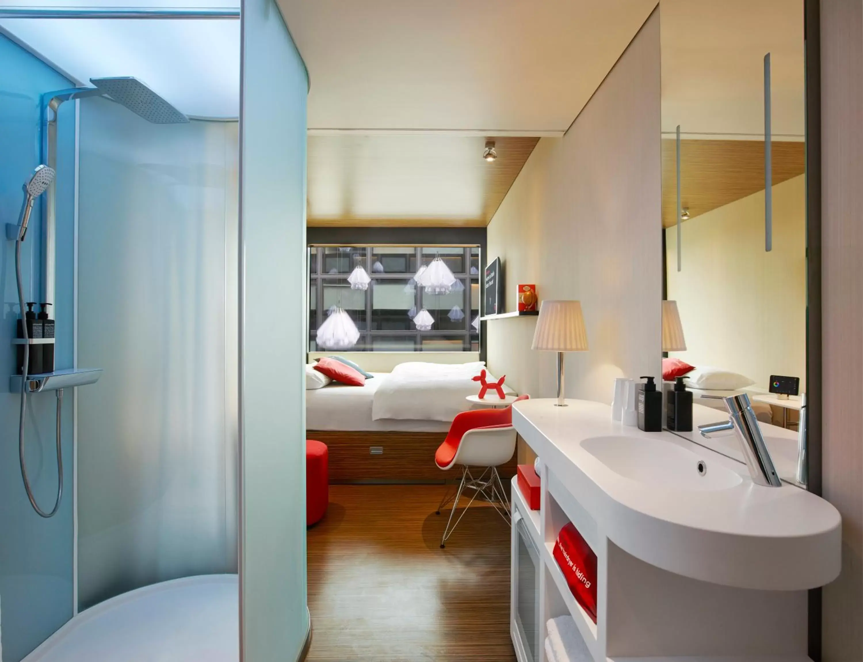 Bedroom, Bathroom in citizenM Tower of London