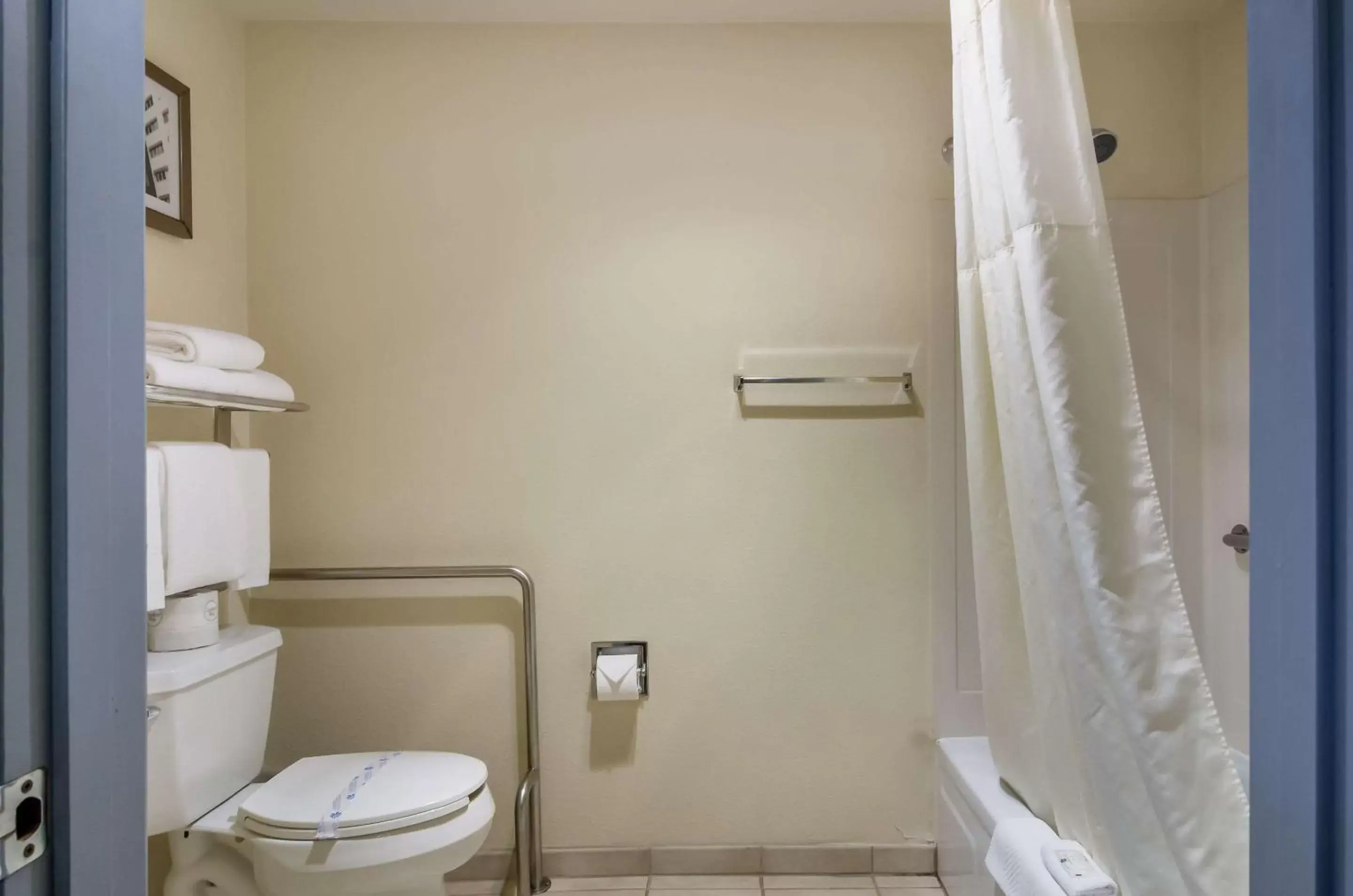 Bedroom, Bathroom in Quality Inn & Suites Silverdale Bangor-Keyport