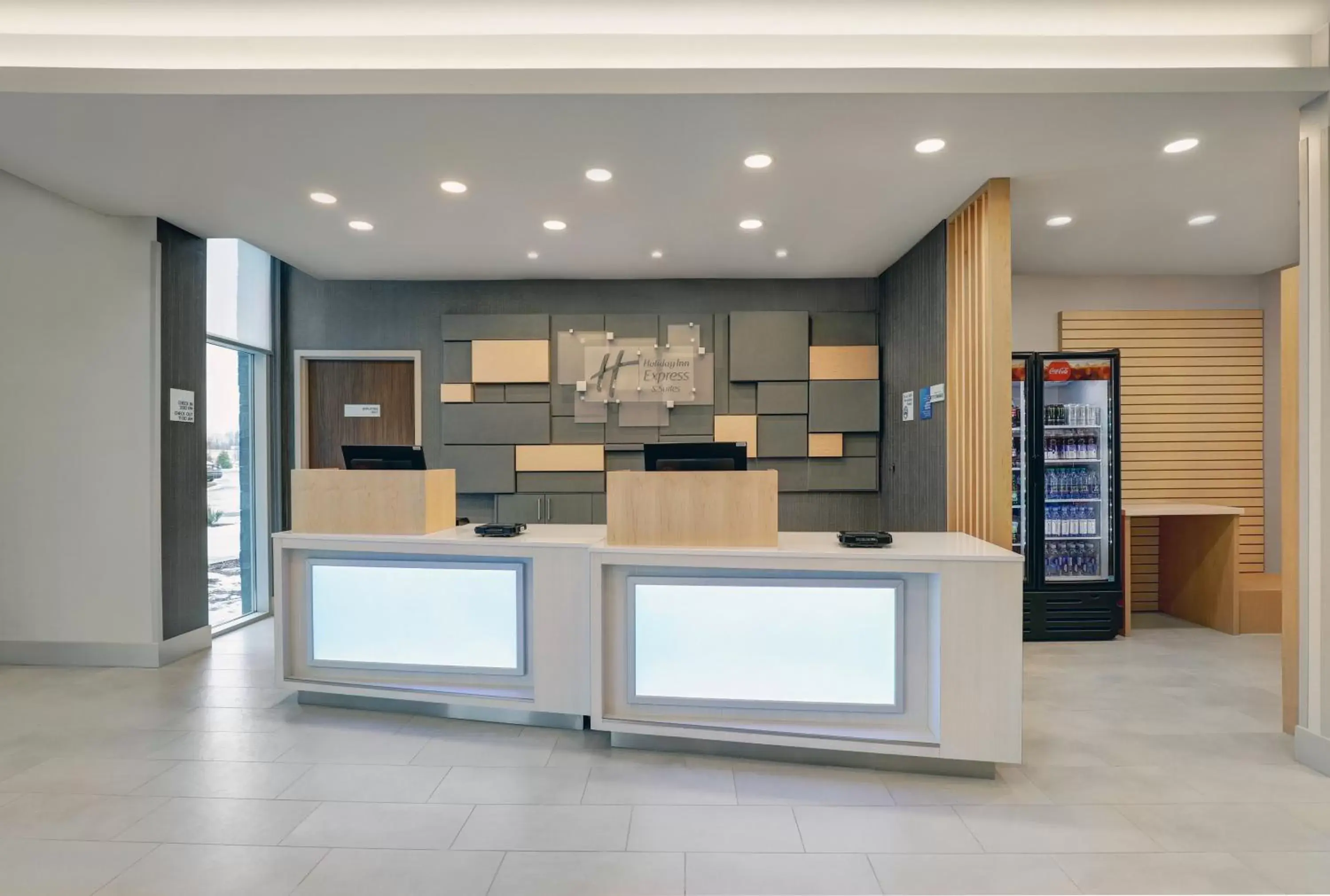 Property building, Lobby/Reception in Holiday Inn Express & Suites - Collingwood