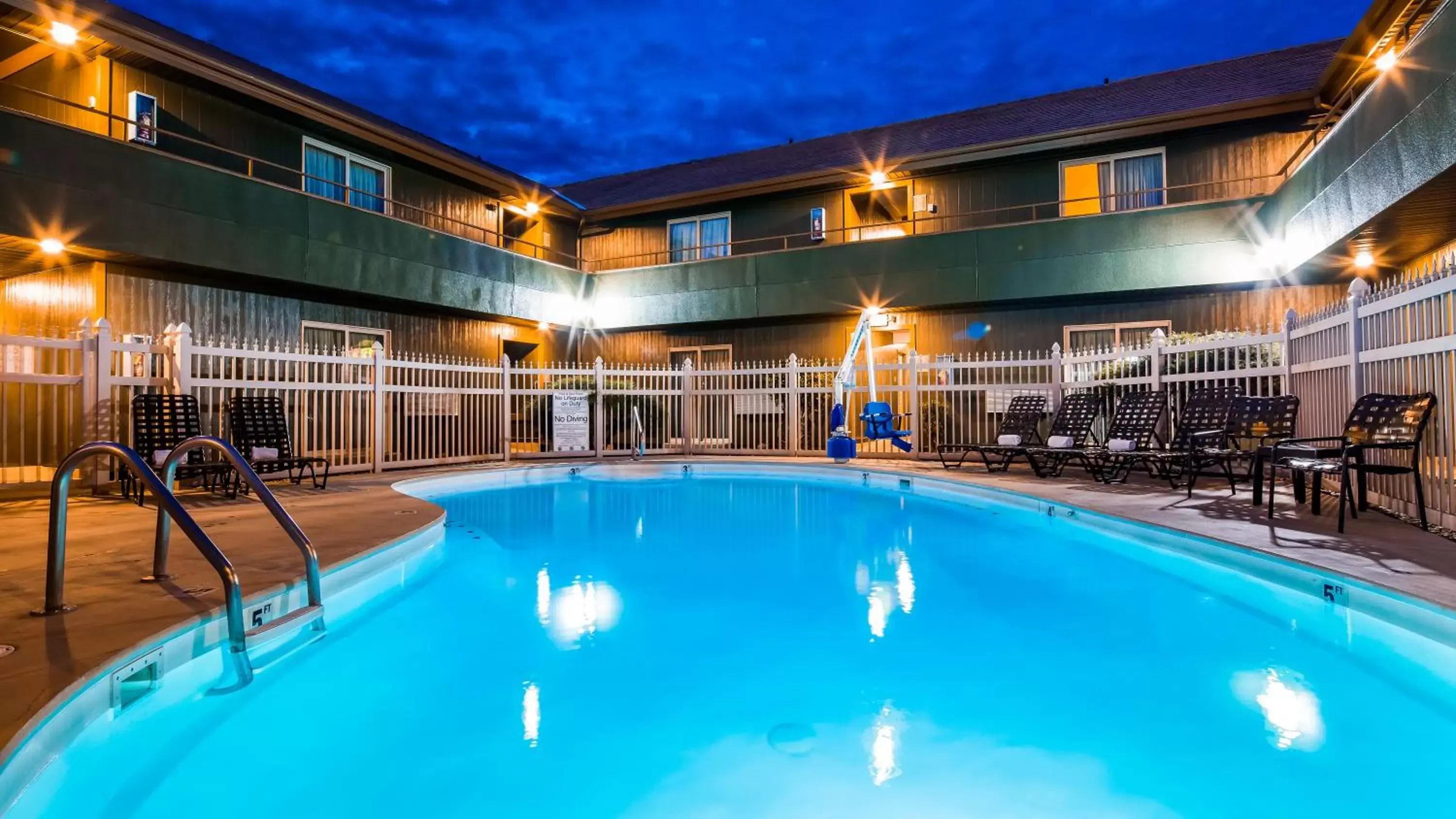 Swimming pool, Property Building in RiverTree Inn & Suites