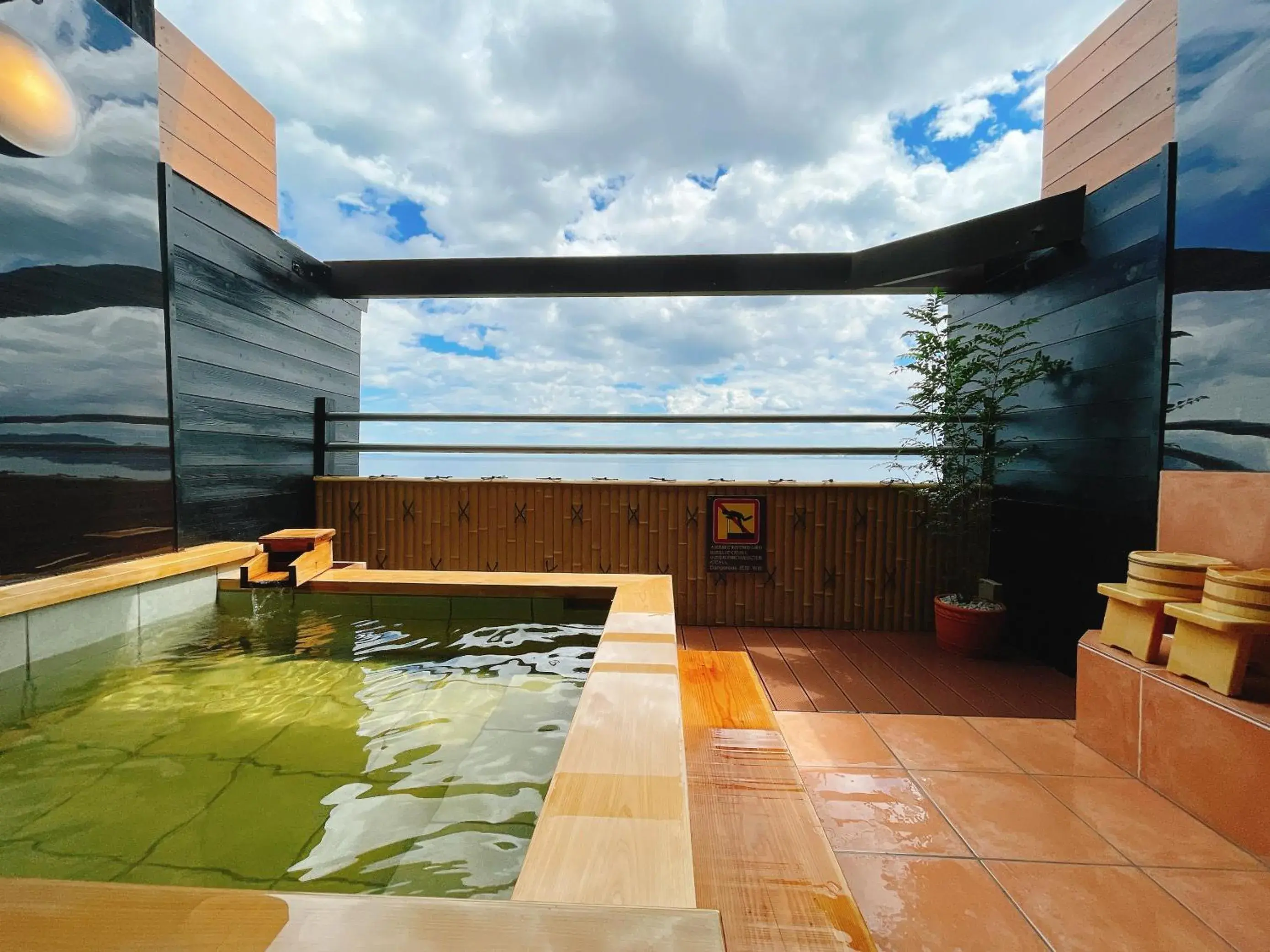 Hot Spring Bath in Tenku Yubo Seikaiso