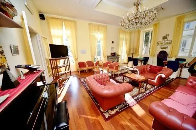 Communal lounge/ TV room in Hotel Petit Royal