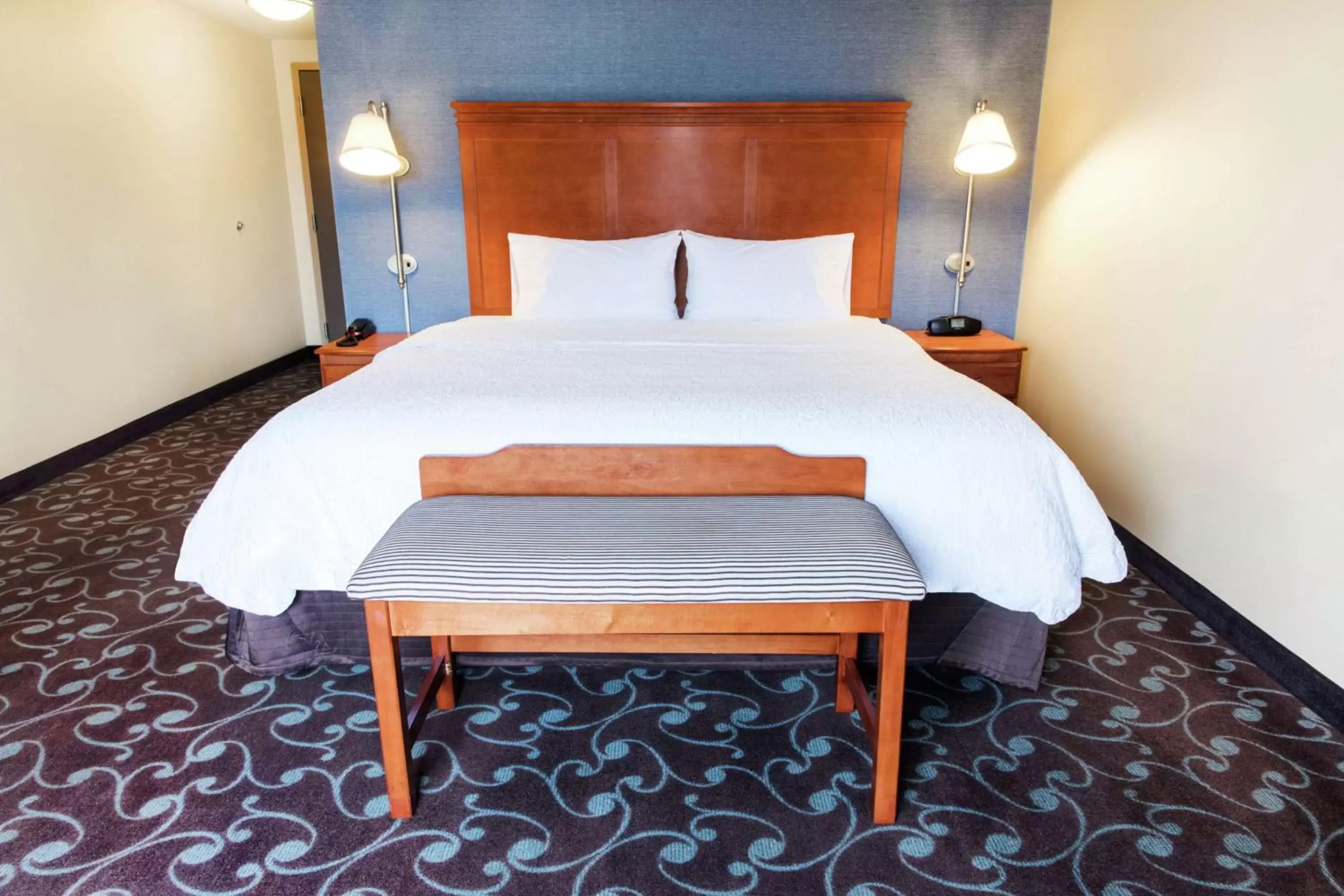 Bed in Hampton Inn & Suites Chicago Deer Park