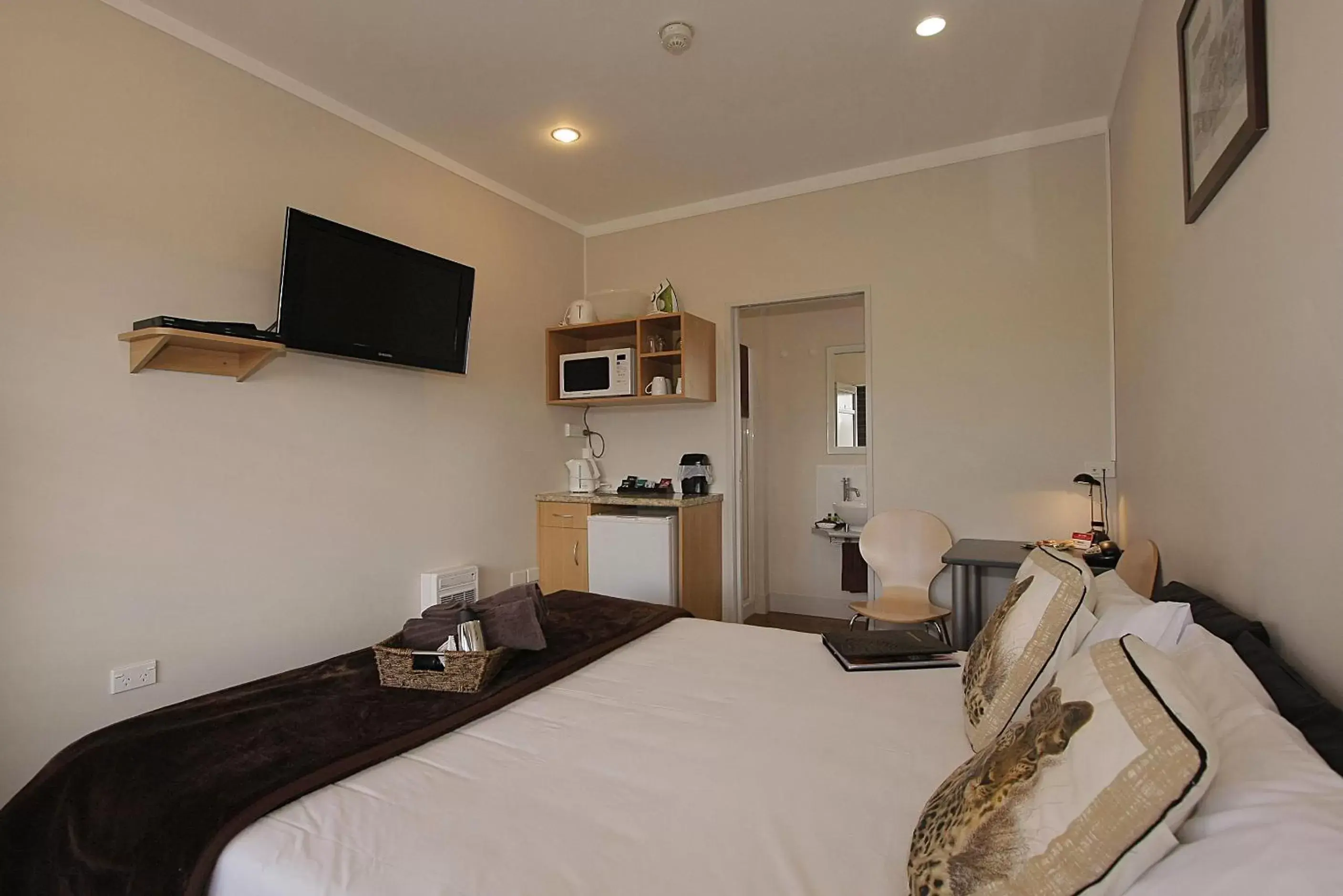 Kitchen or kitchenette, Bed in Big Five Motel