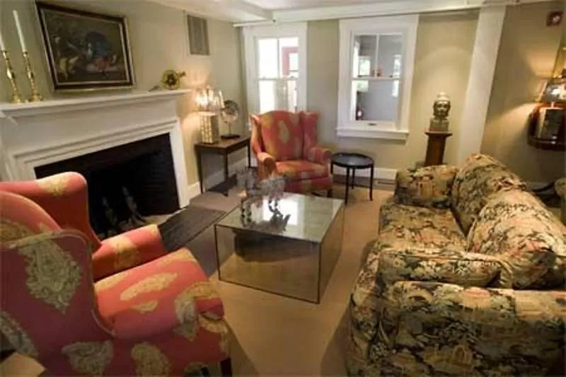 Communal lounge/ TV room in Woodbound Inn