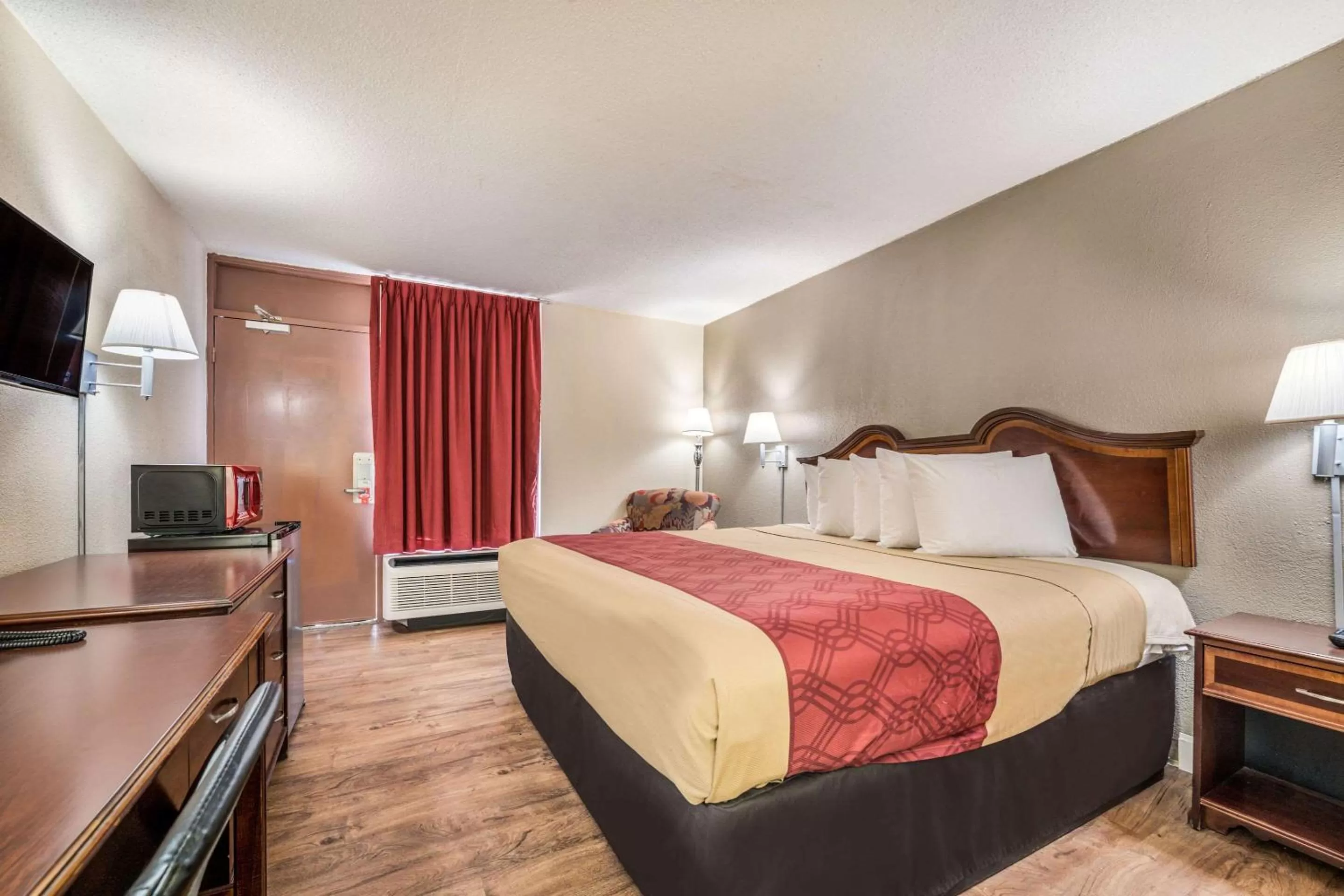 Photo of the whole room, Bed in Econo Lodge Inn & Suites Macon West