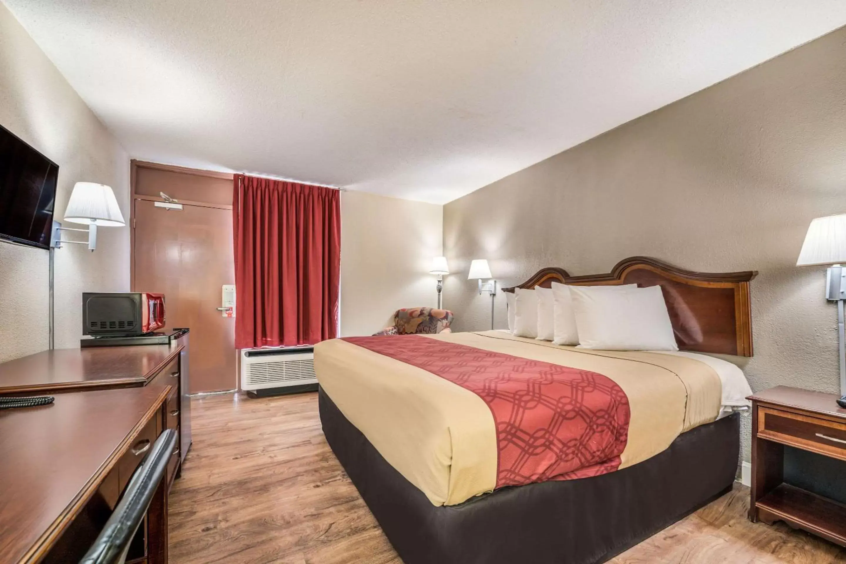 Photo of the whole room, Bed in Econo Lodge Inn & Suites Macon