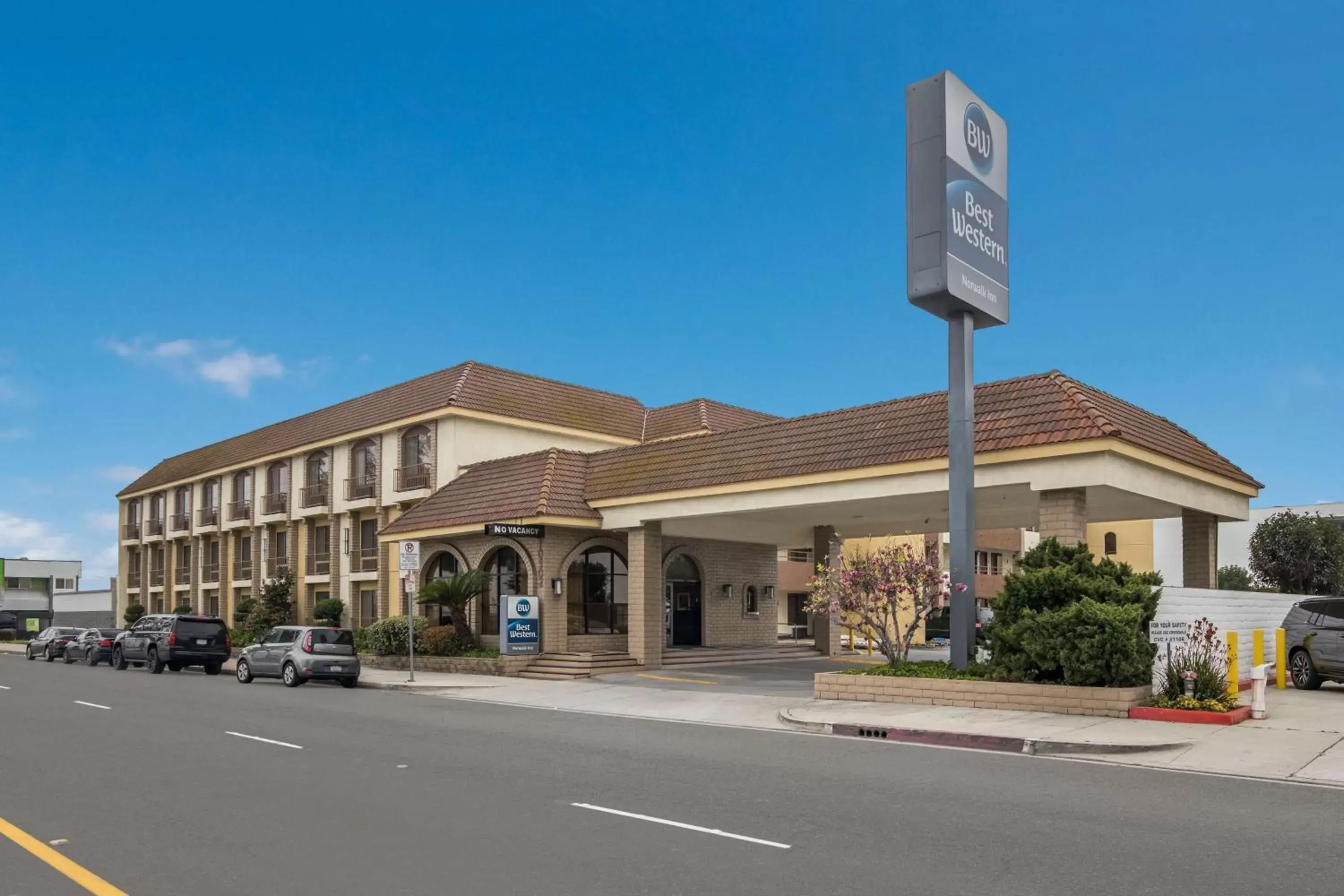 Property Building in Best Western Norwalk Inn