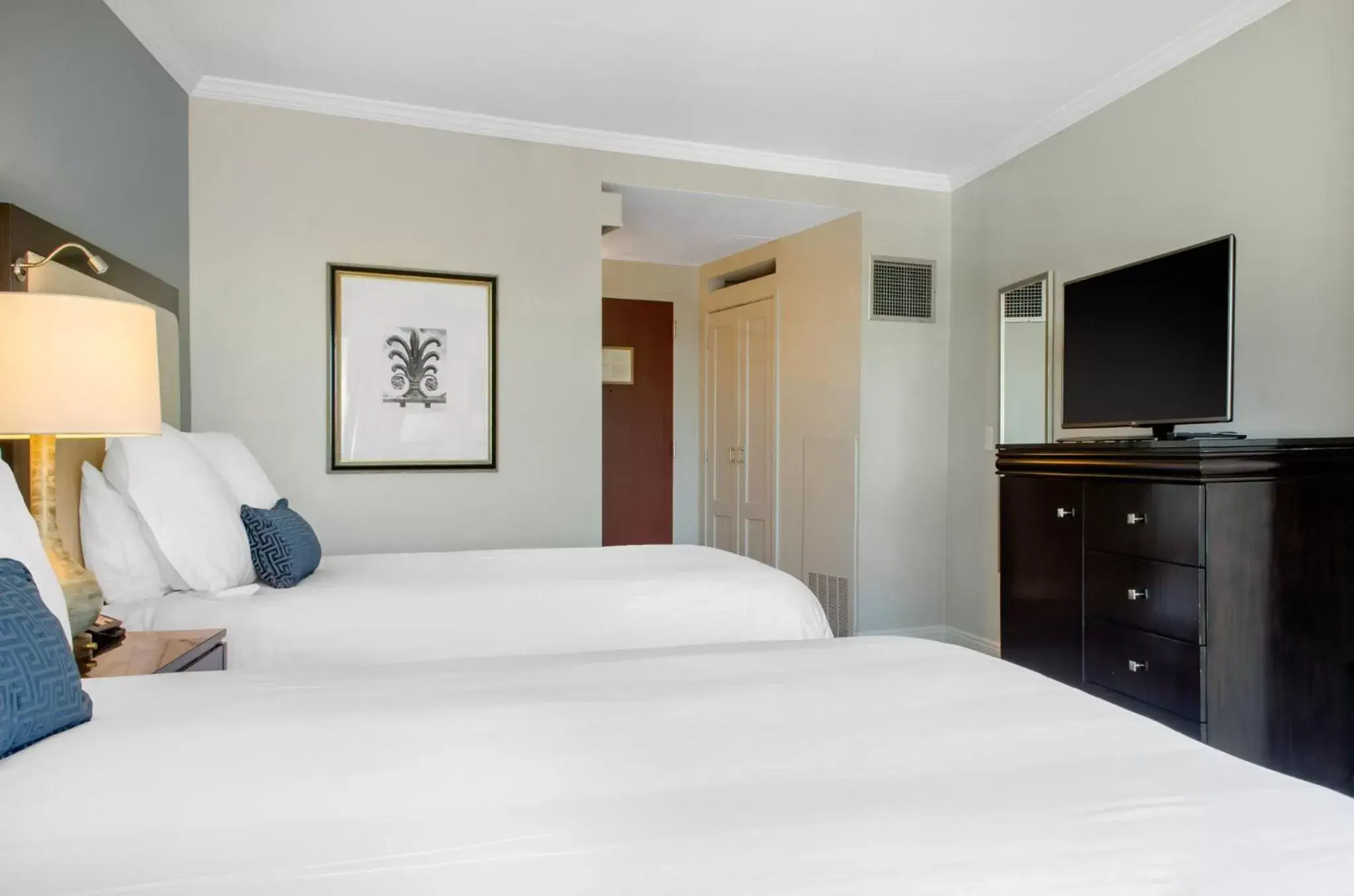 Photo of the whole room, Bed in Omni Riverfront New Orleans