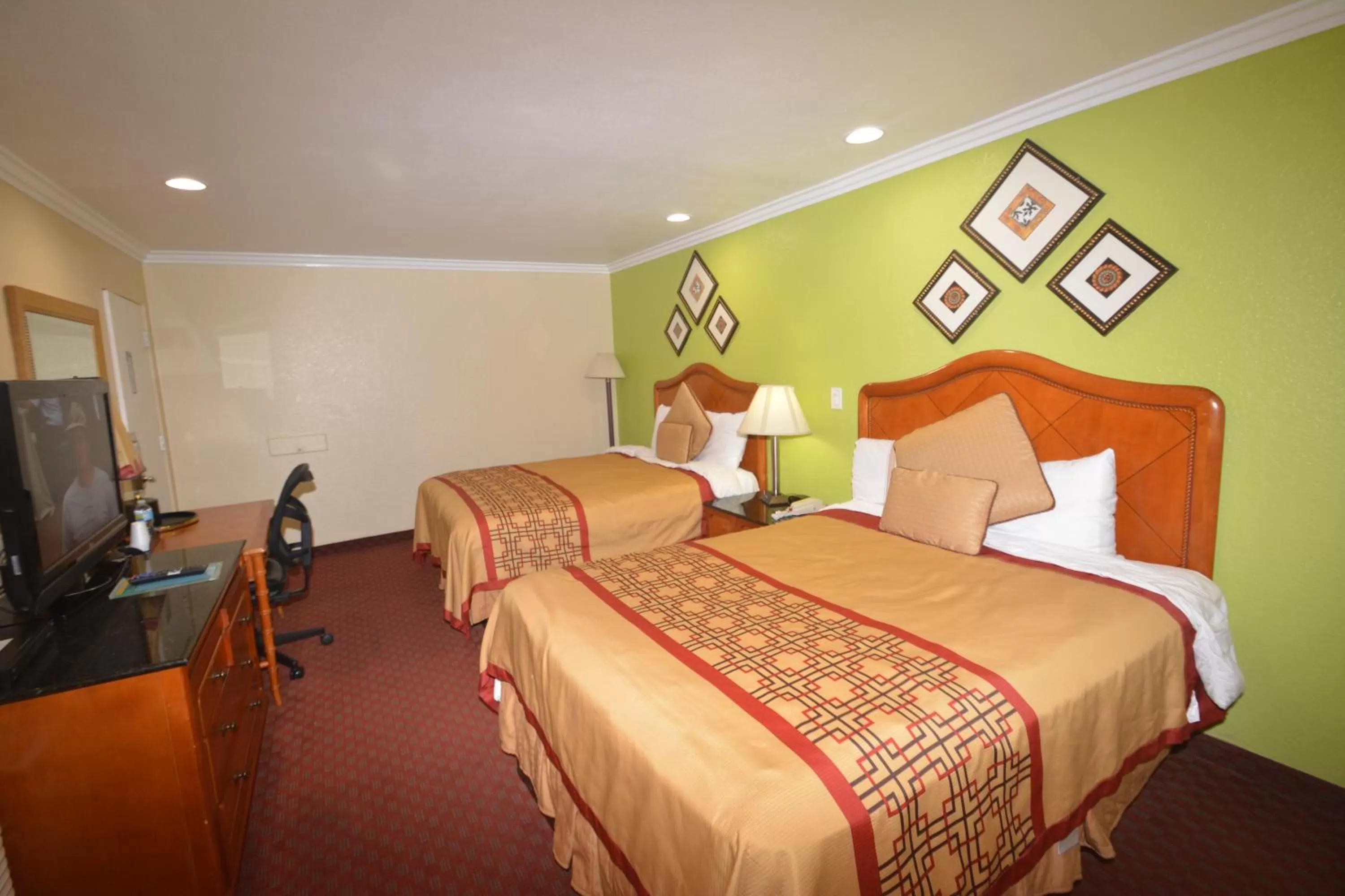 Photo of the whole room, Bed in Imperial Inn Oakland