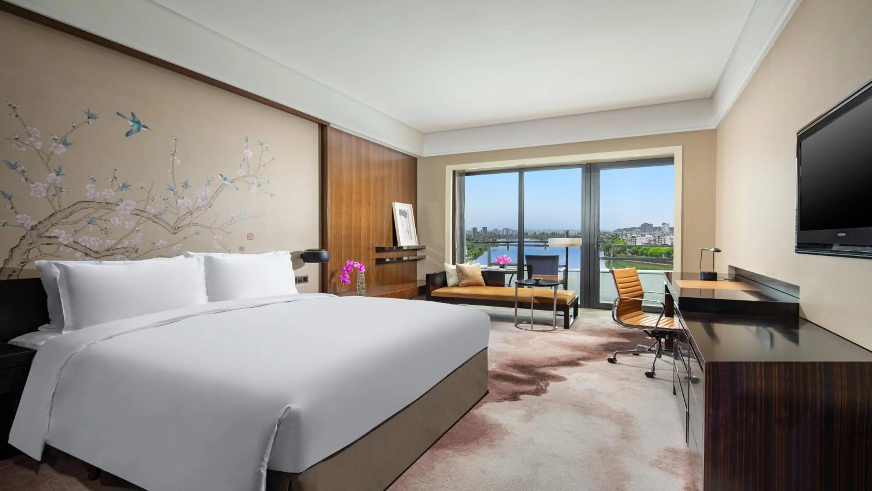 Photo of the whole room, Bed in Crowne Plaza Huangshan Yucheng by IHG