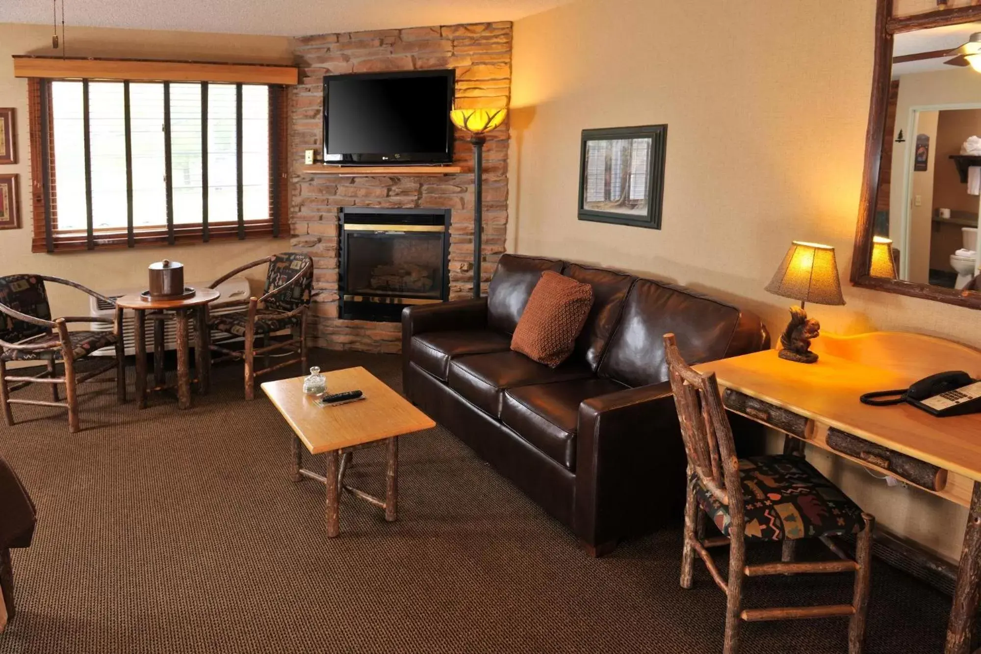 Seating area, Lounge/Bar in Boarders Inn & Suites by Cobblestone Hotels in Waukon