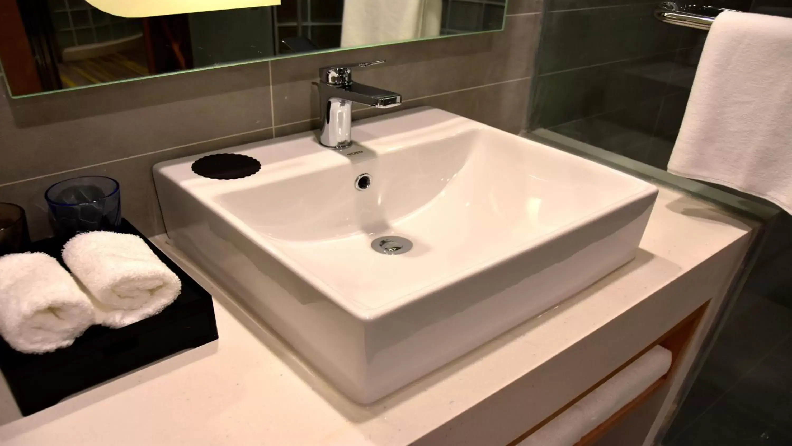 Photo of the whole room, Bathroom in Holiday Inn Express Chengdu Airport Zone(Chengdu Shuangliu International Airport Branch), an IHG Hotel