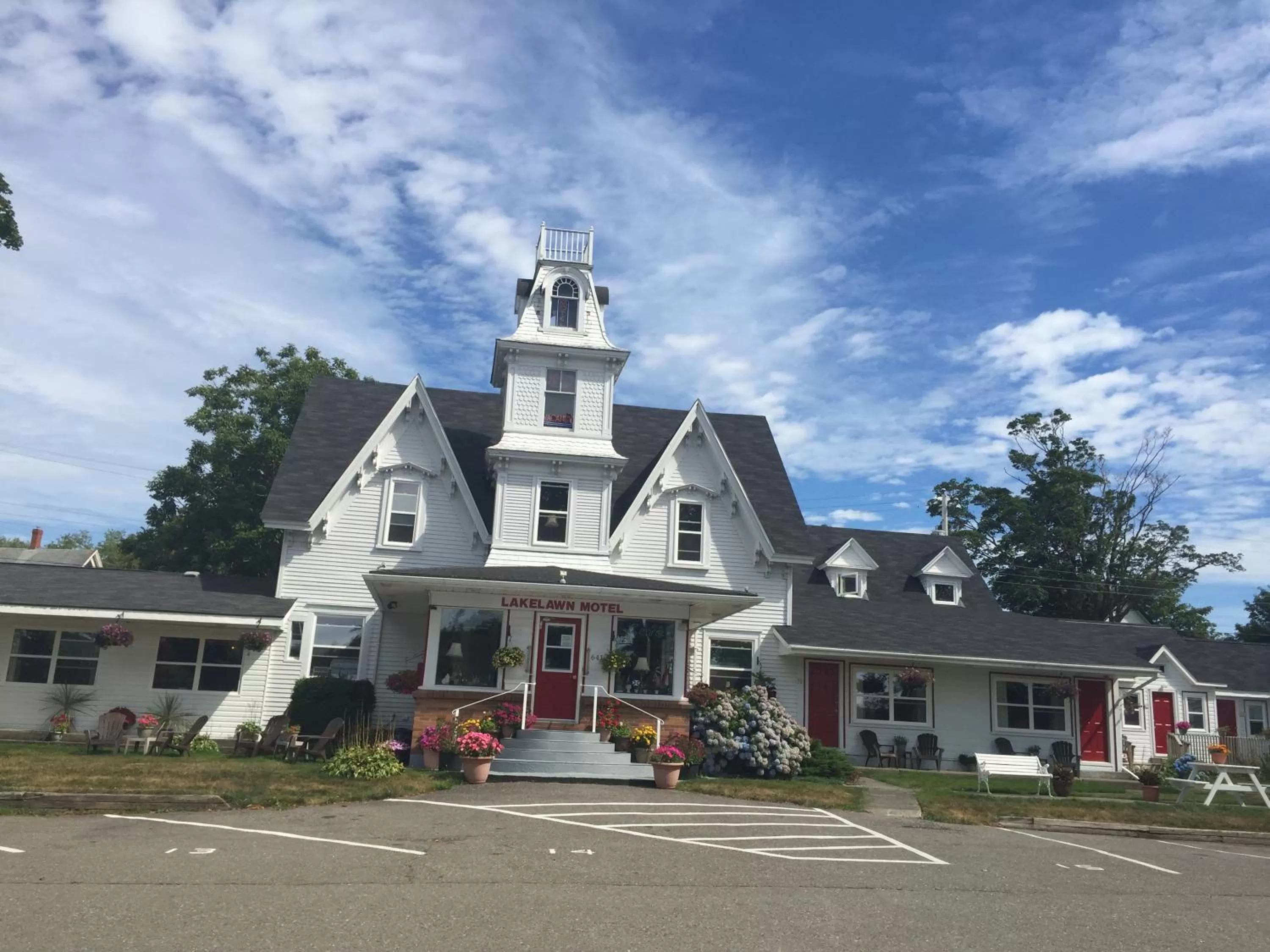 Property building in Lakelawn B&B and Motel