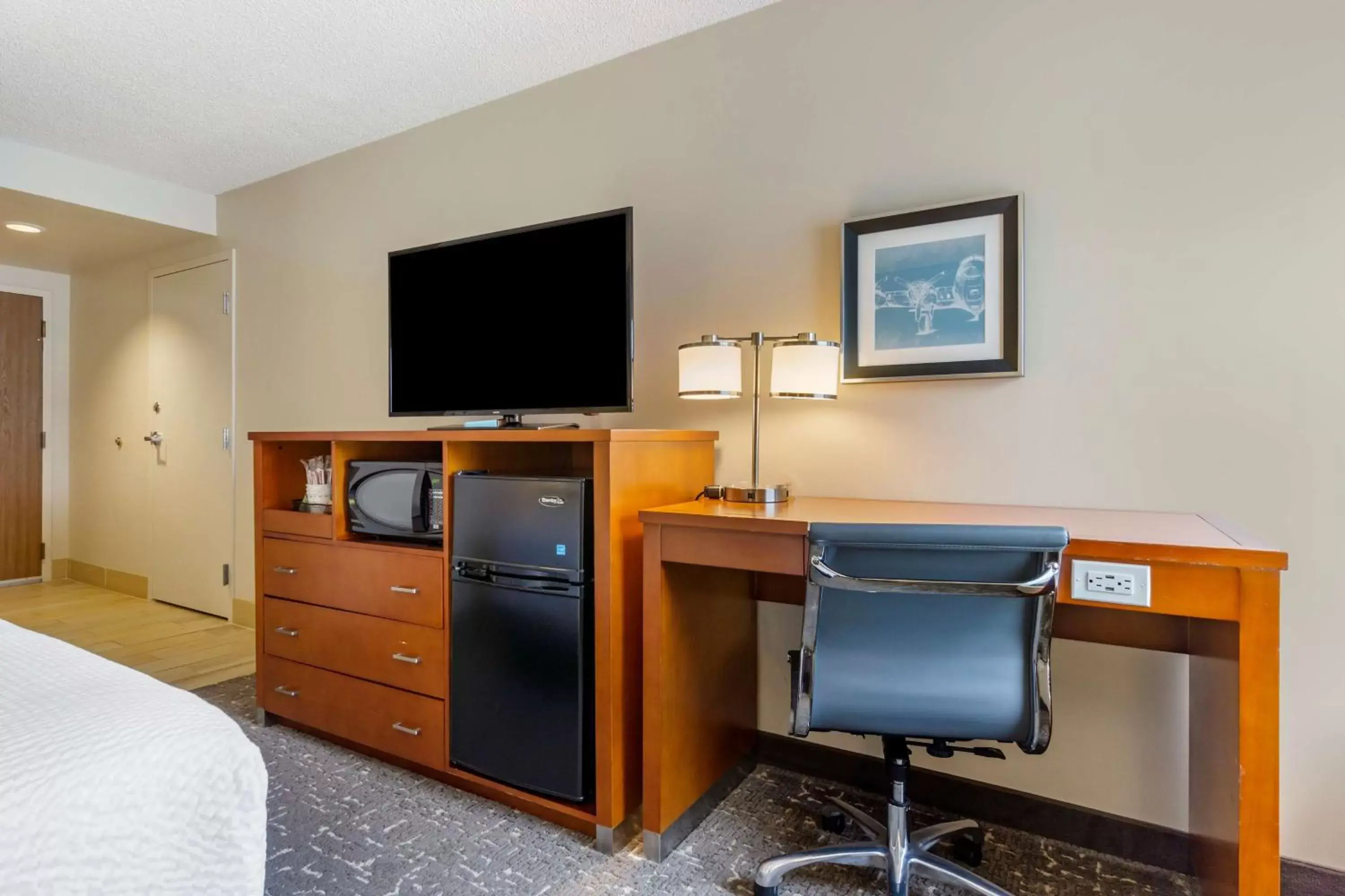 Bedroom, TV/Entertainment Center in Best Western Plus Bellingham