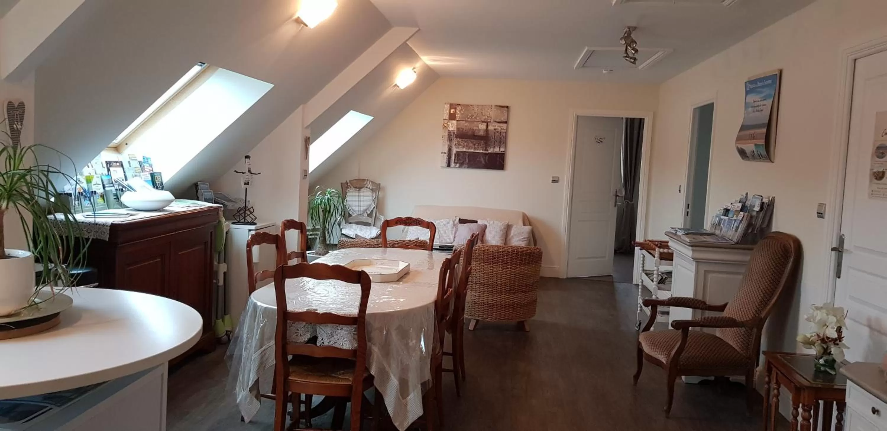 Seating area in L'imprévu