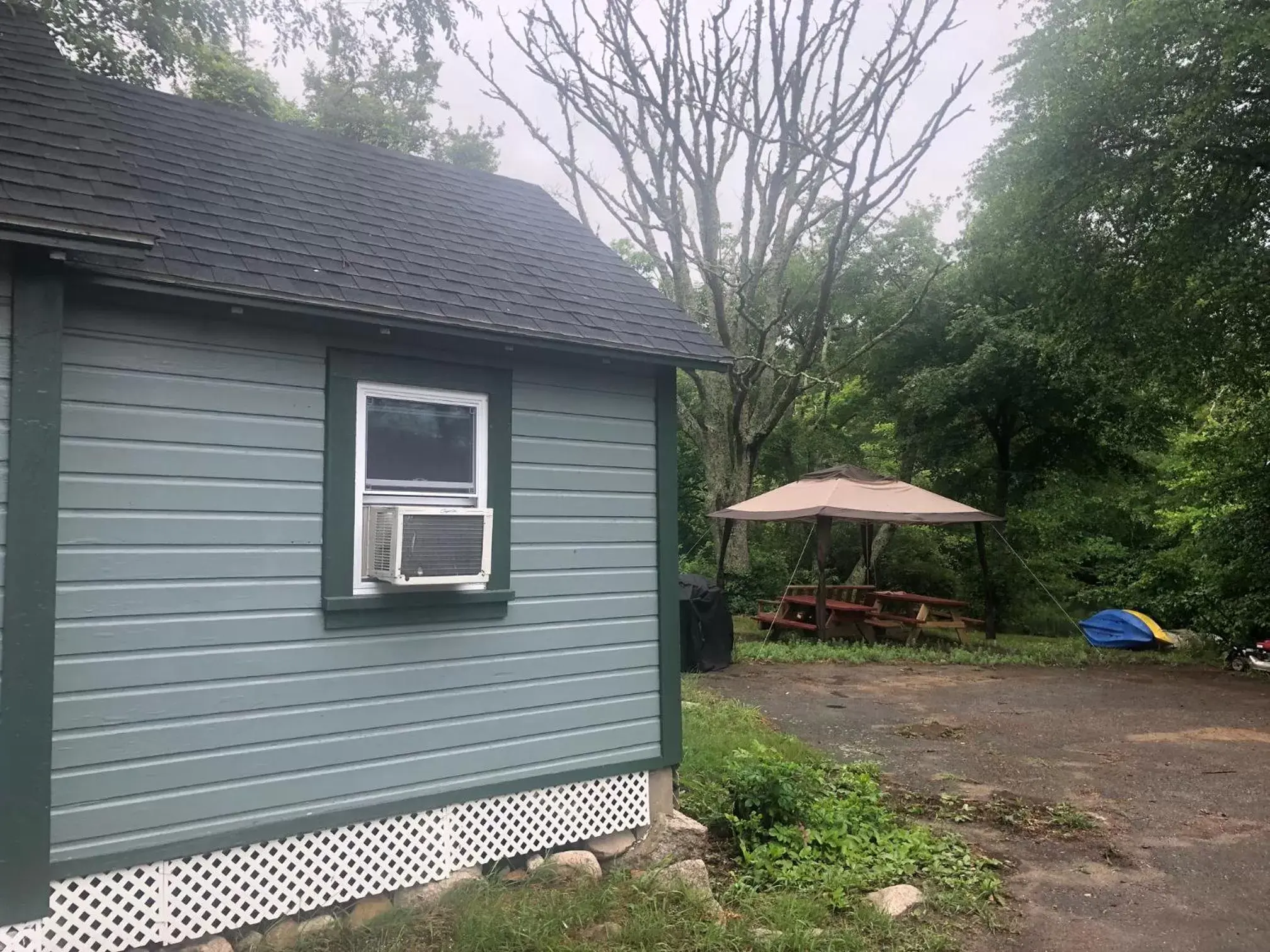 Property Building in Herring Run Motel and Tiny Cabins