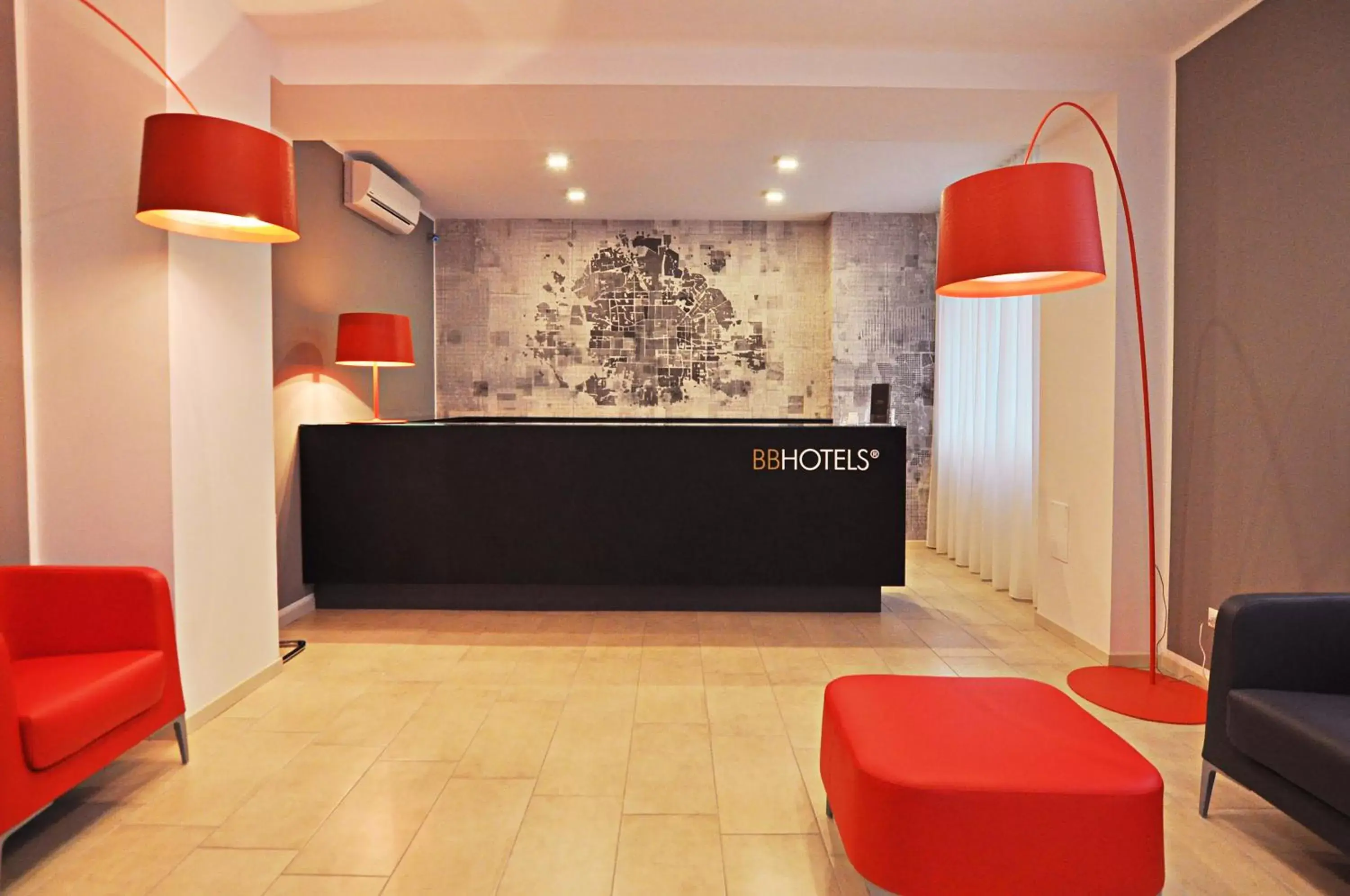 Lobby or reception in BB Hotels Aparthotel Visconti