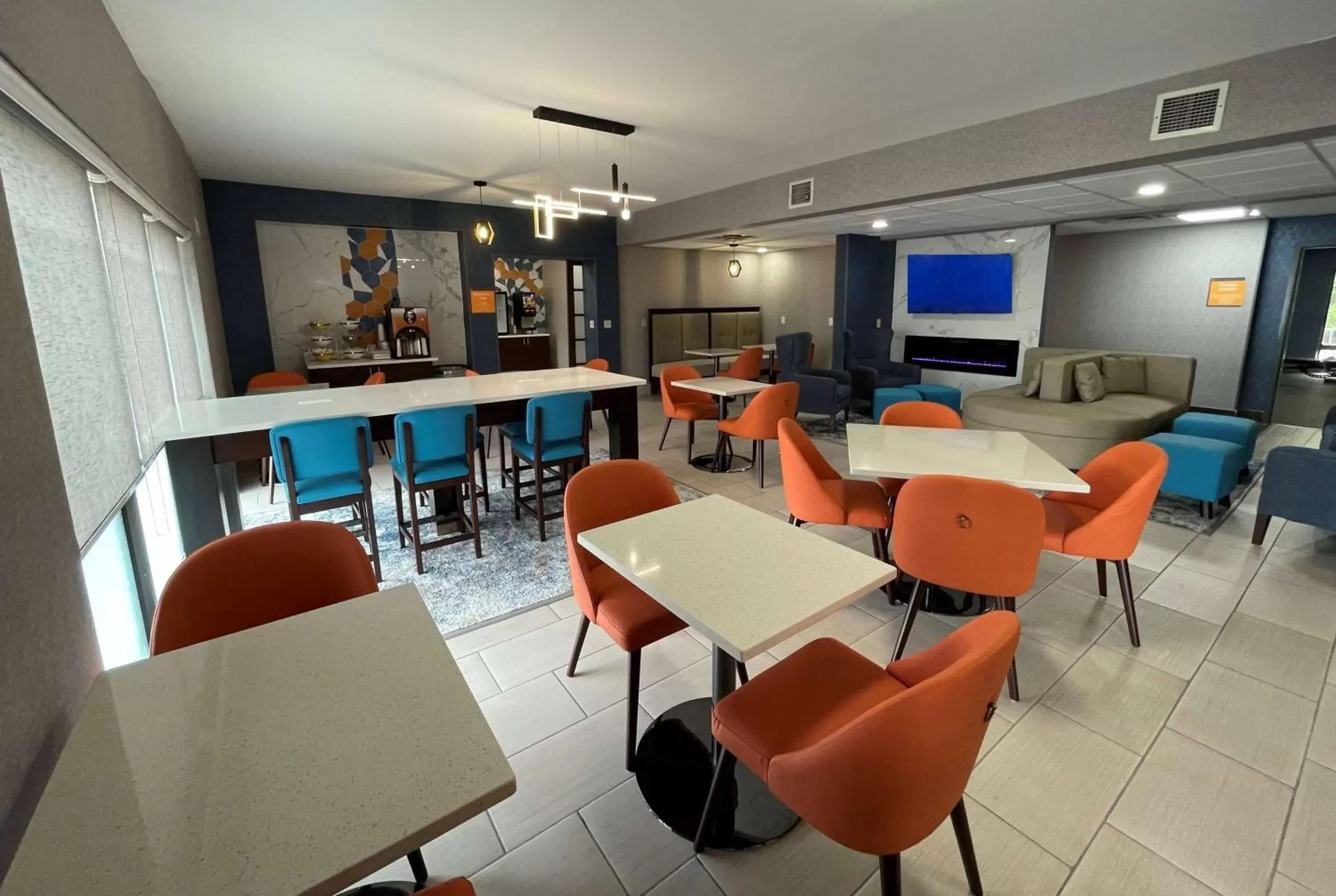 Communal lounge/ TV room, Lounge/Bar in La Quinta Inn & Suites by Wyndham Fayetteville I-95