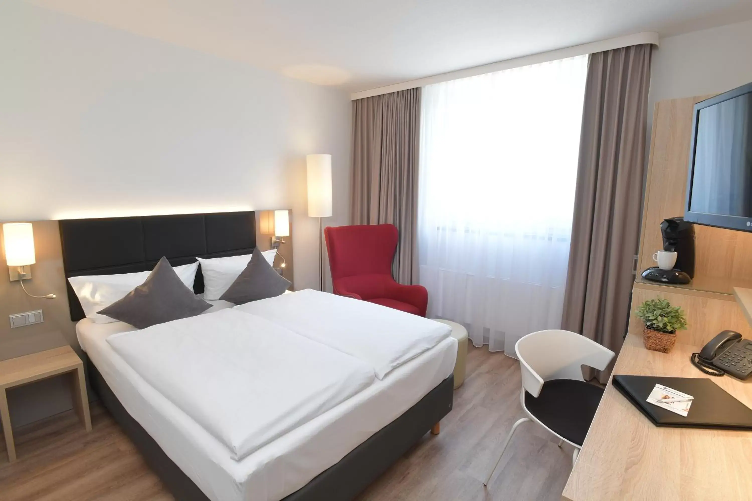 Photo of the whole room, Bed in Best Western Queens Hotel Pforzheim-Niefern
