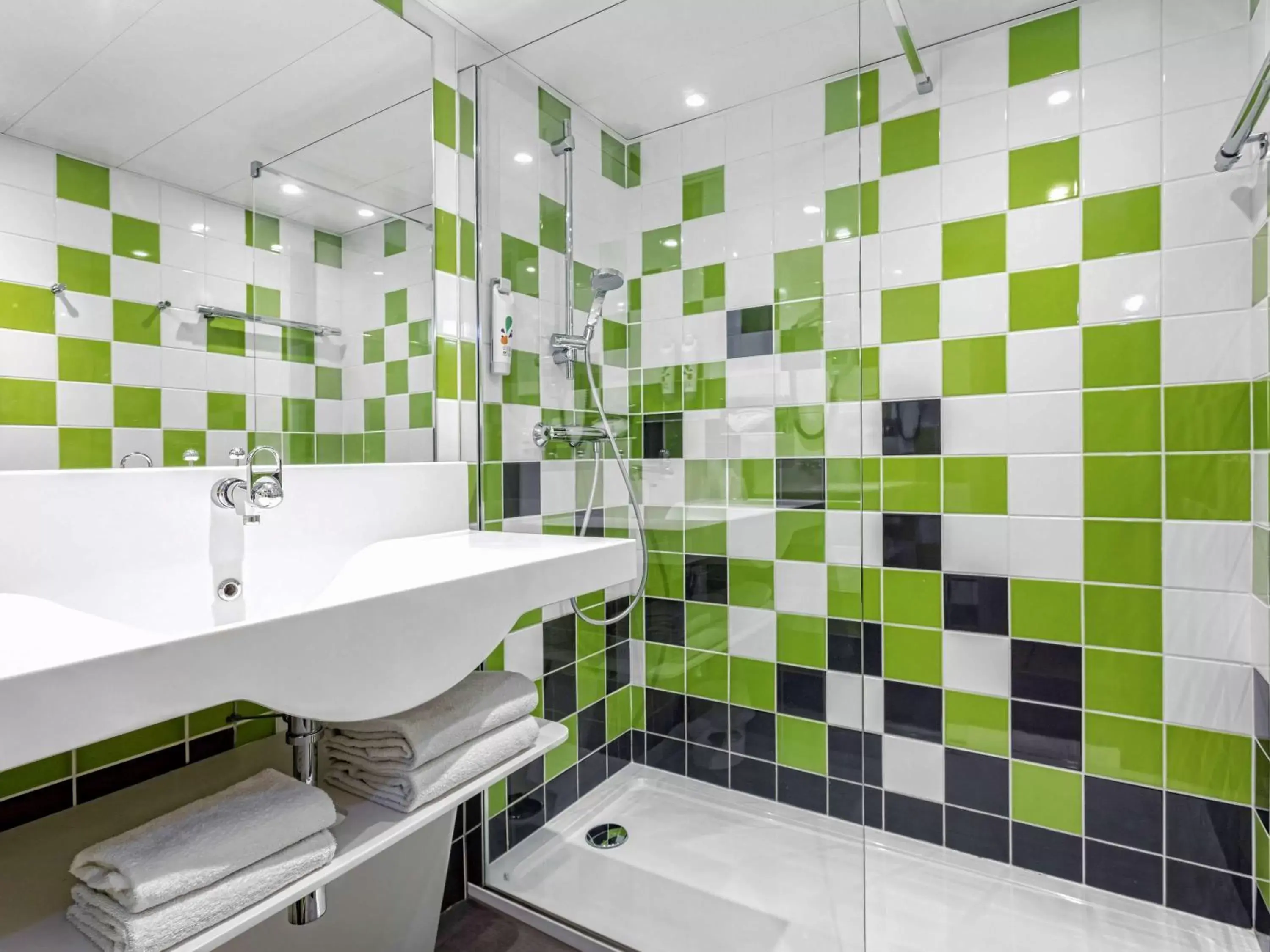 Photo of the whole room, Bathroom in ibis Styles Avignon Sud