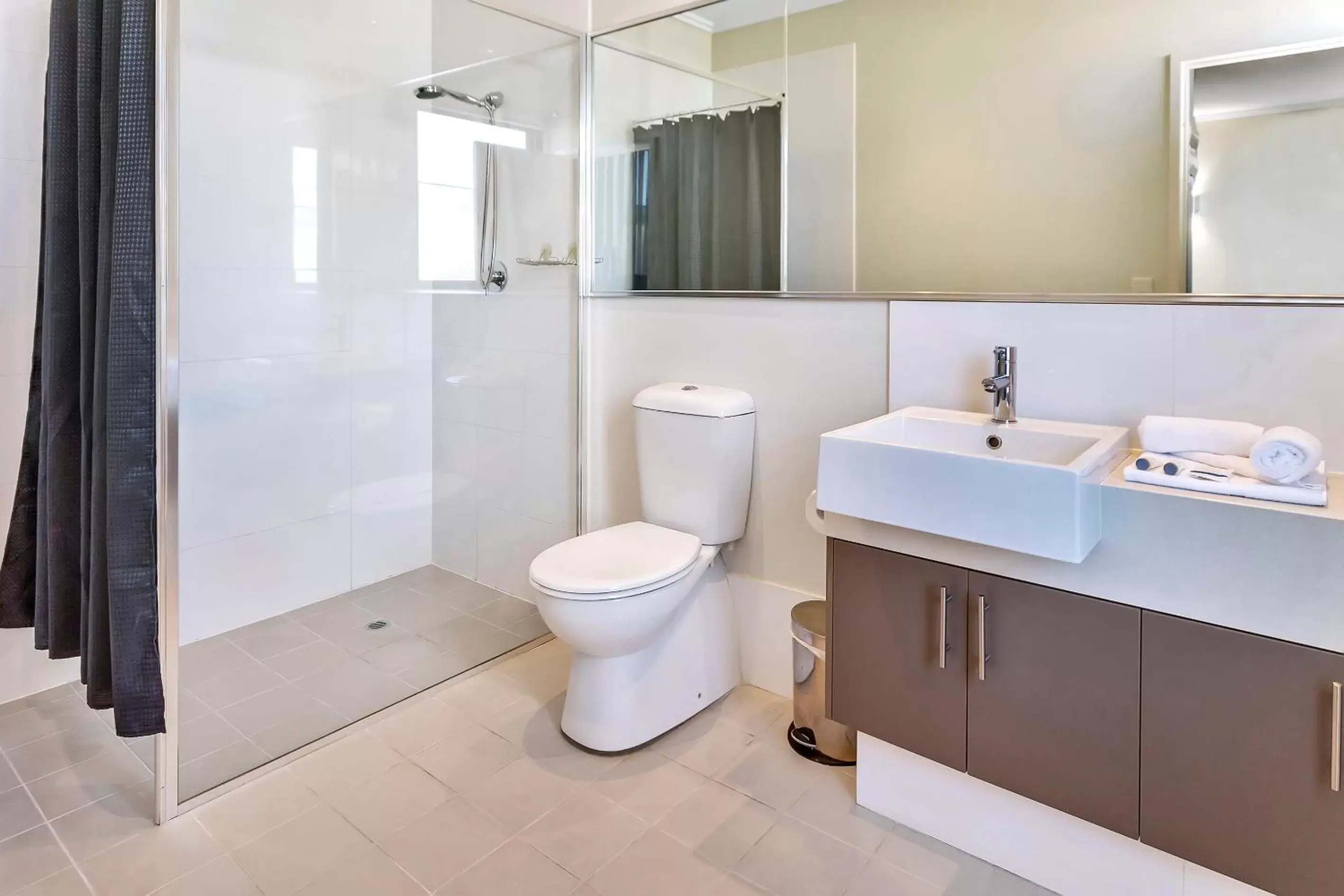 Bathroom in New Haus by Hougoumont Hotel, former Bannister 22