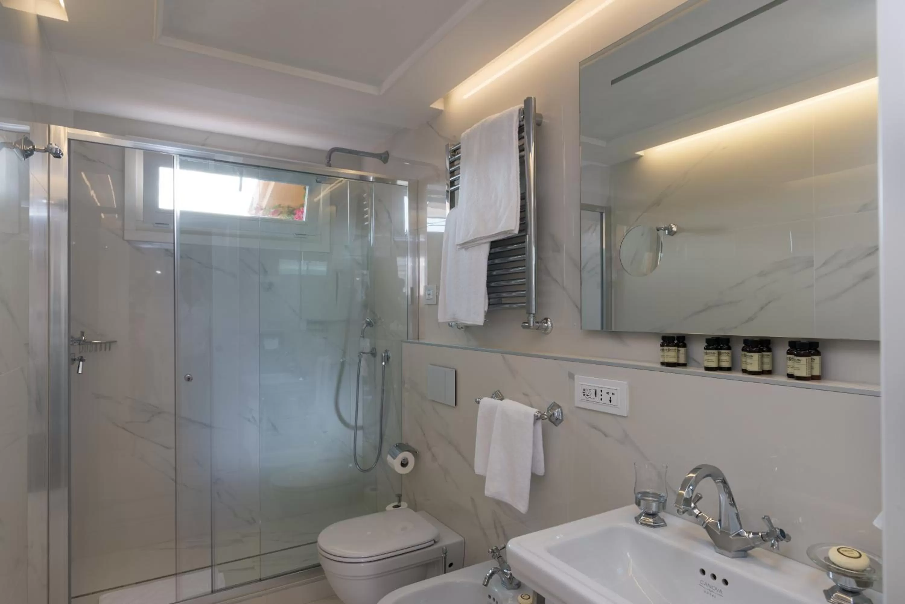 Bathroom in Hotel Degli Artisti