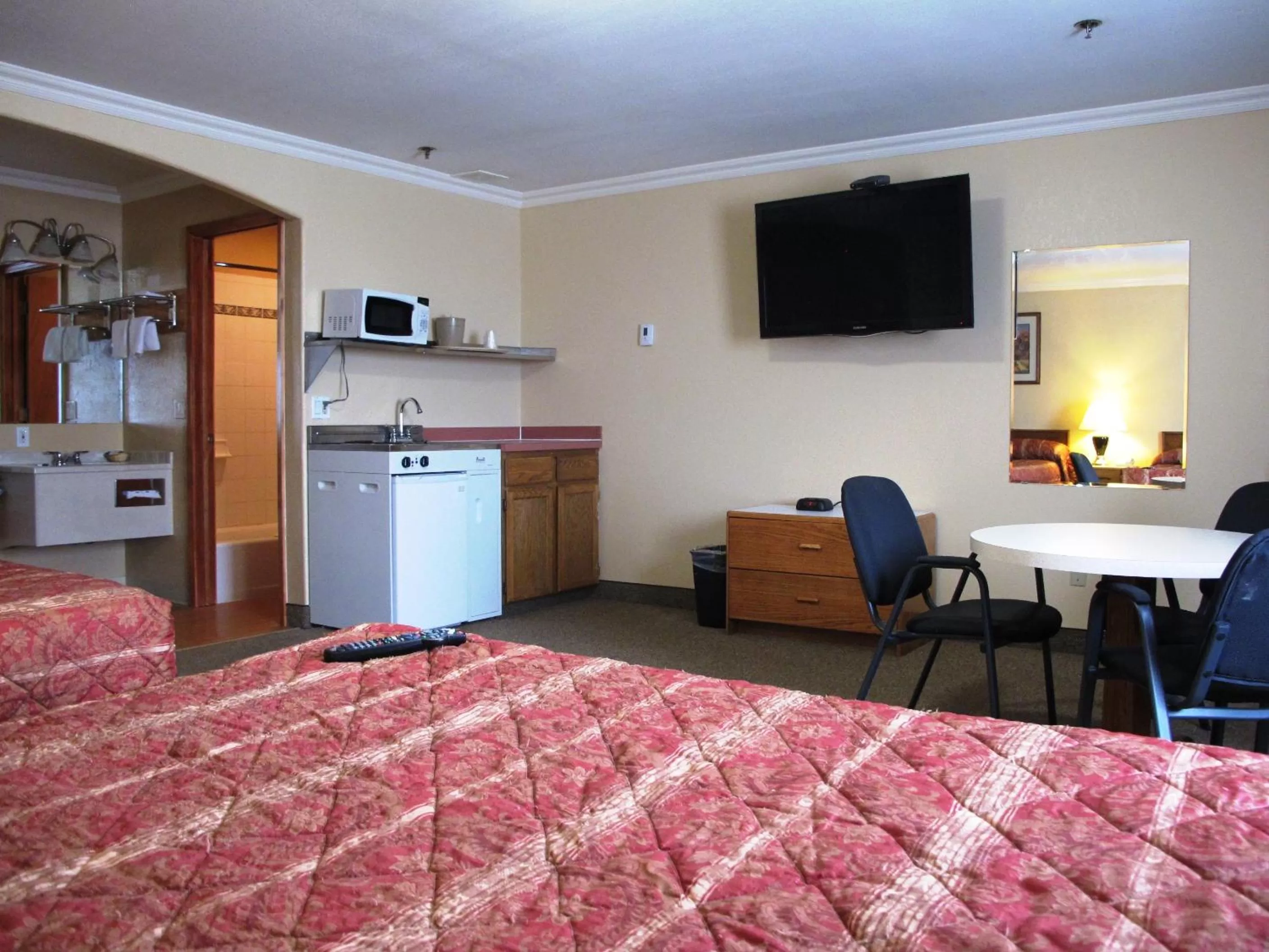 Photo of the whole room in Merrill Field Inn