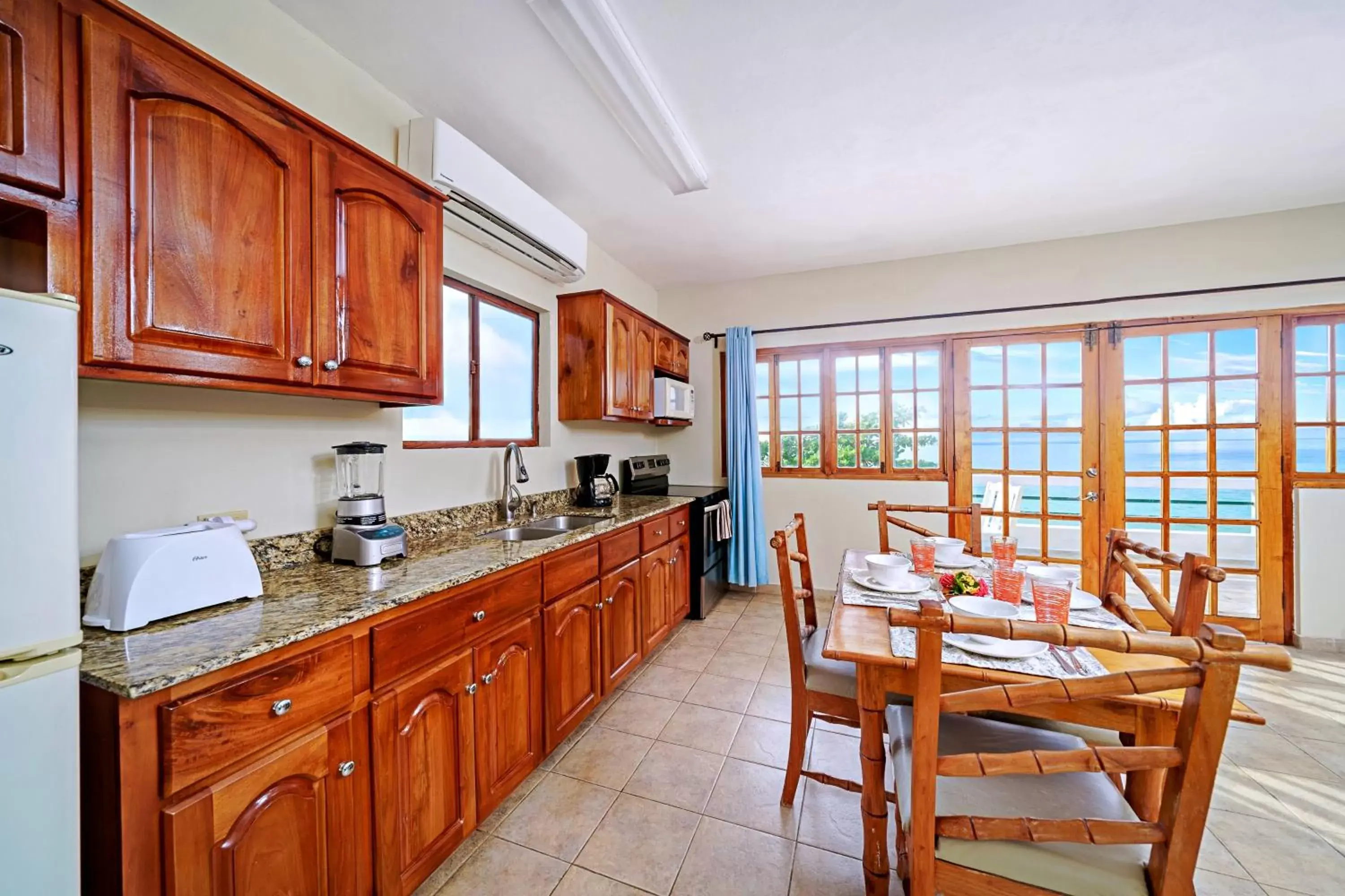 Dining area, Kitchen/Kitchenette in Beach House Condos, Negril