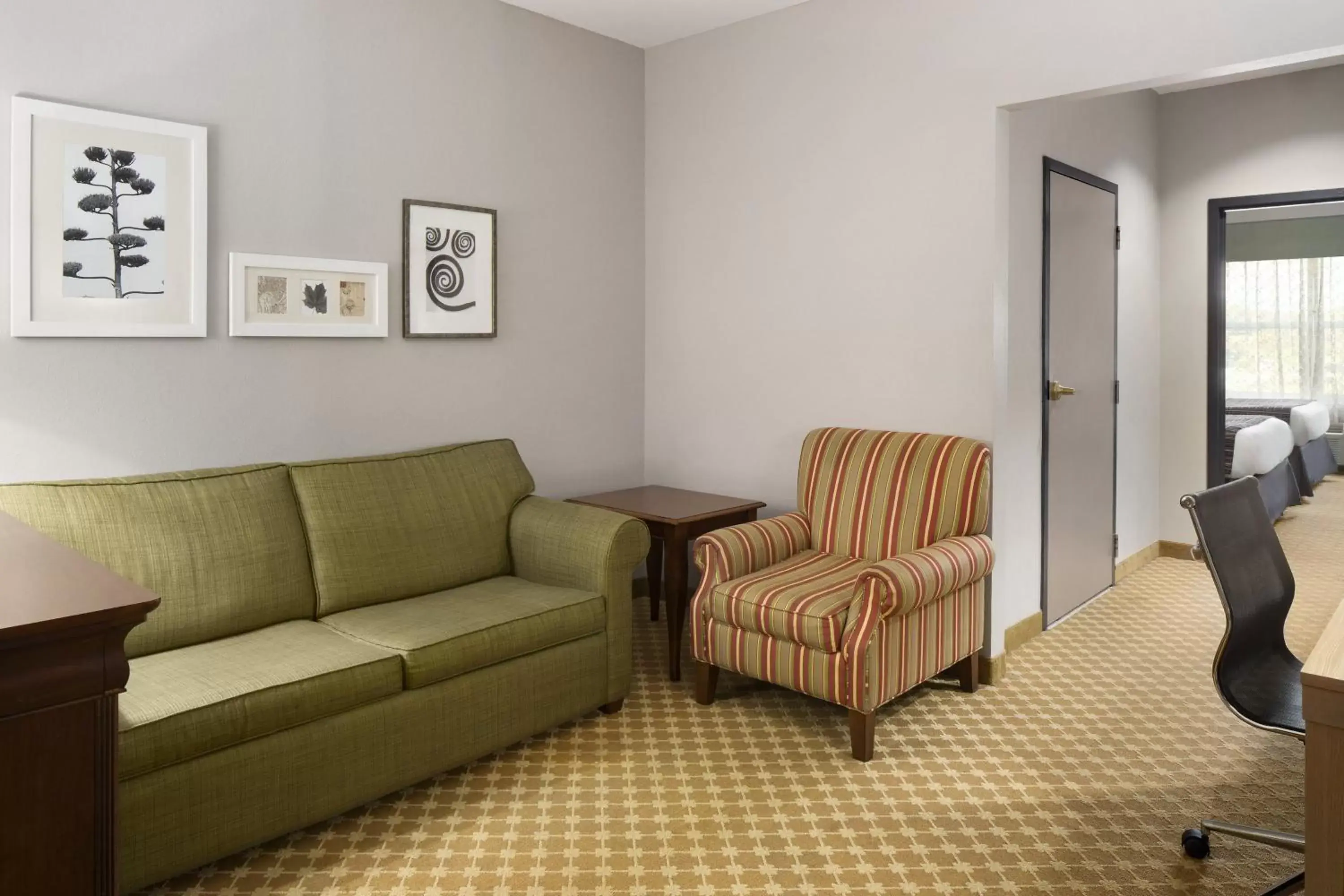 Bed, Seating Area in Country Inn & Suites by Radisson, Gettysburg, PA